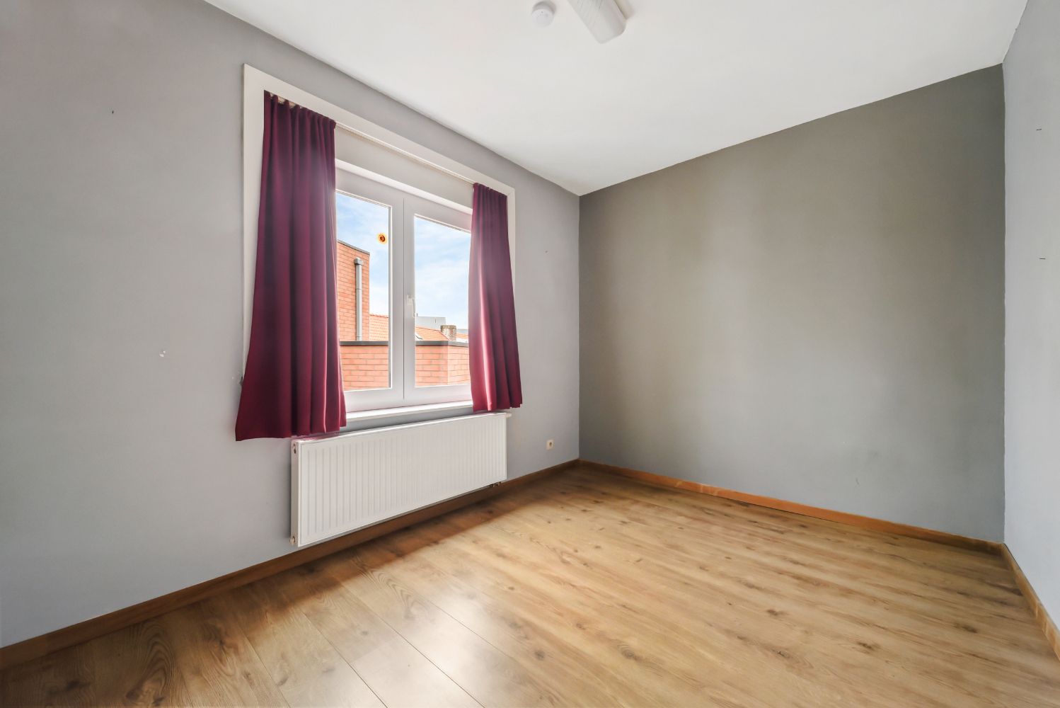 Licht op te frissen twee slaapkamer appartement op een uitstekende locatie foto 12