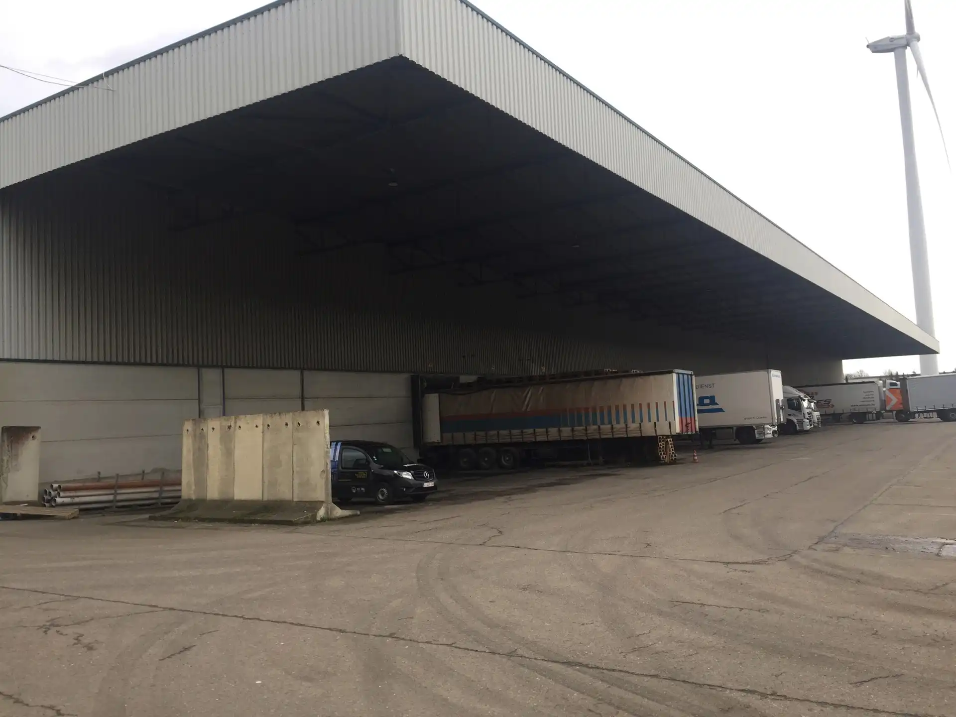 Te Huur Genk: Magazijn met kades en poort  foto 12