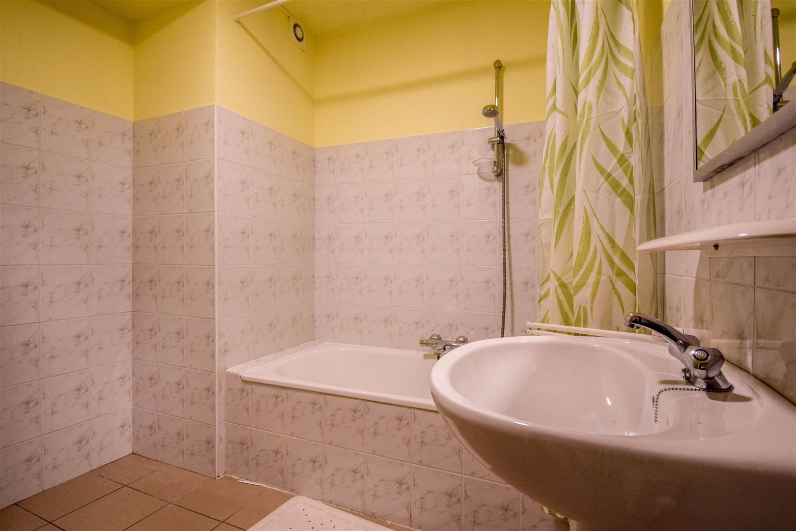 Zeer ruim gelijkvloers appartement met garage foto 6