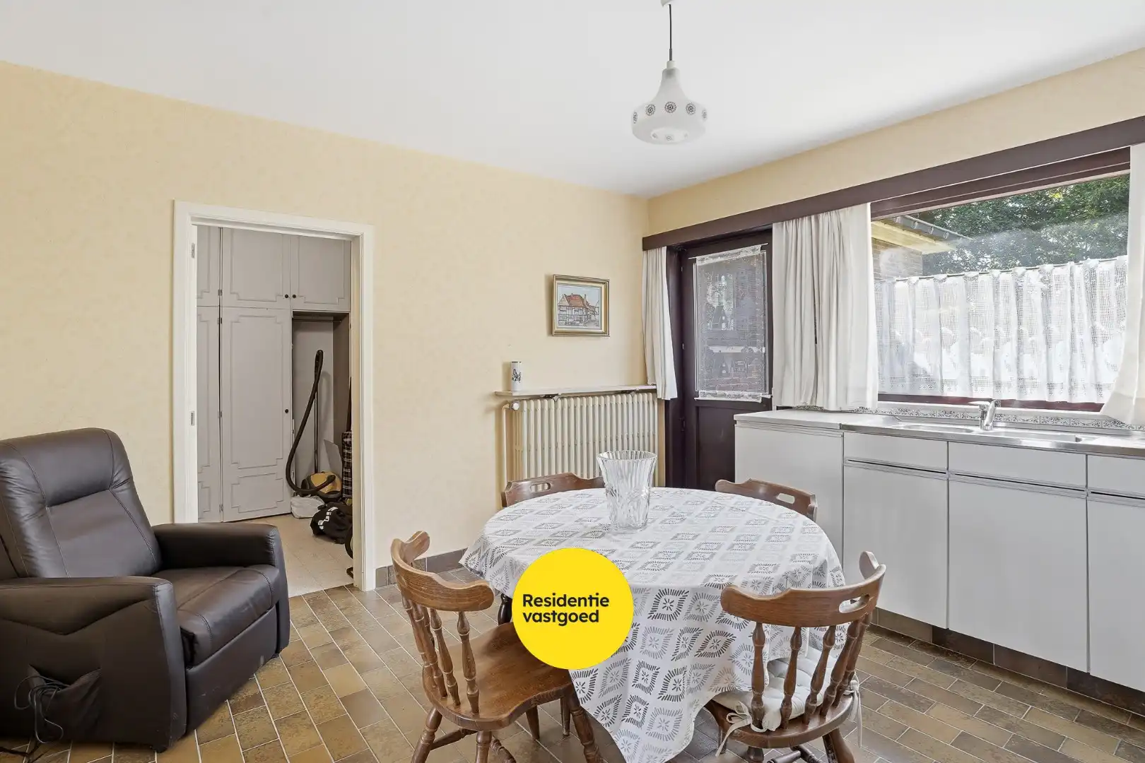 Vrijstaande bungalow met 3 slaapkamers, ruime garage en zonnige tuin foto 9