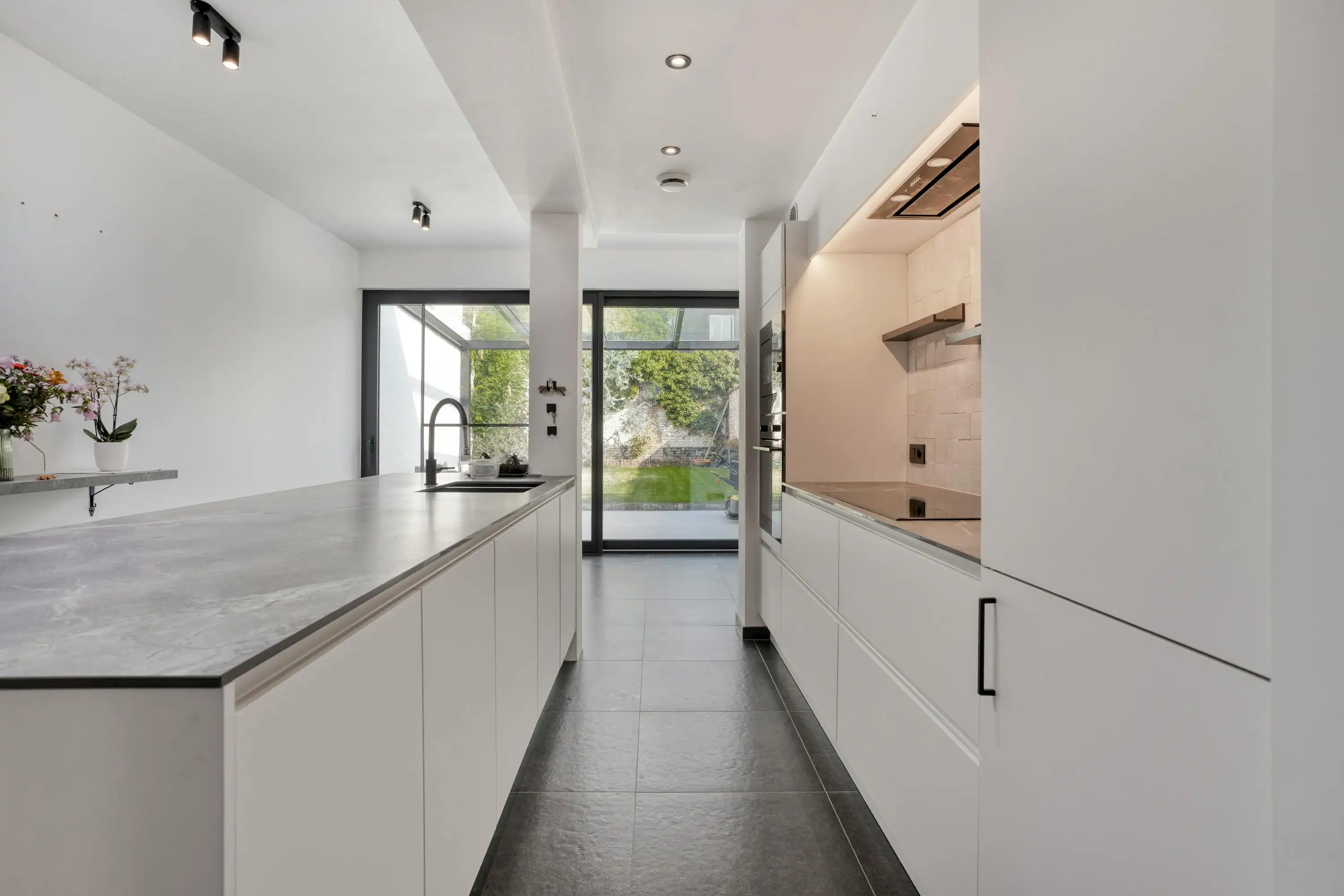 Kwalitatief gerenoveerde centrumwoning met tuin in Ieper foto 12