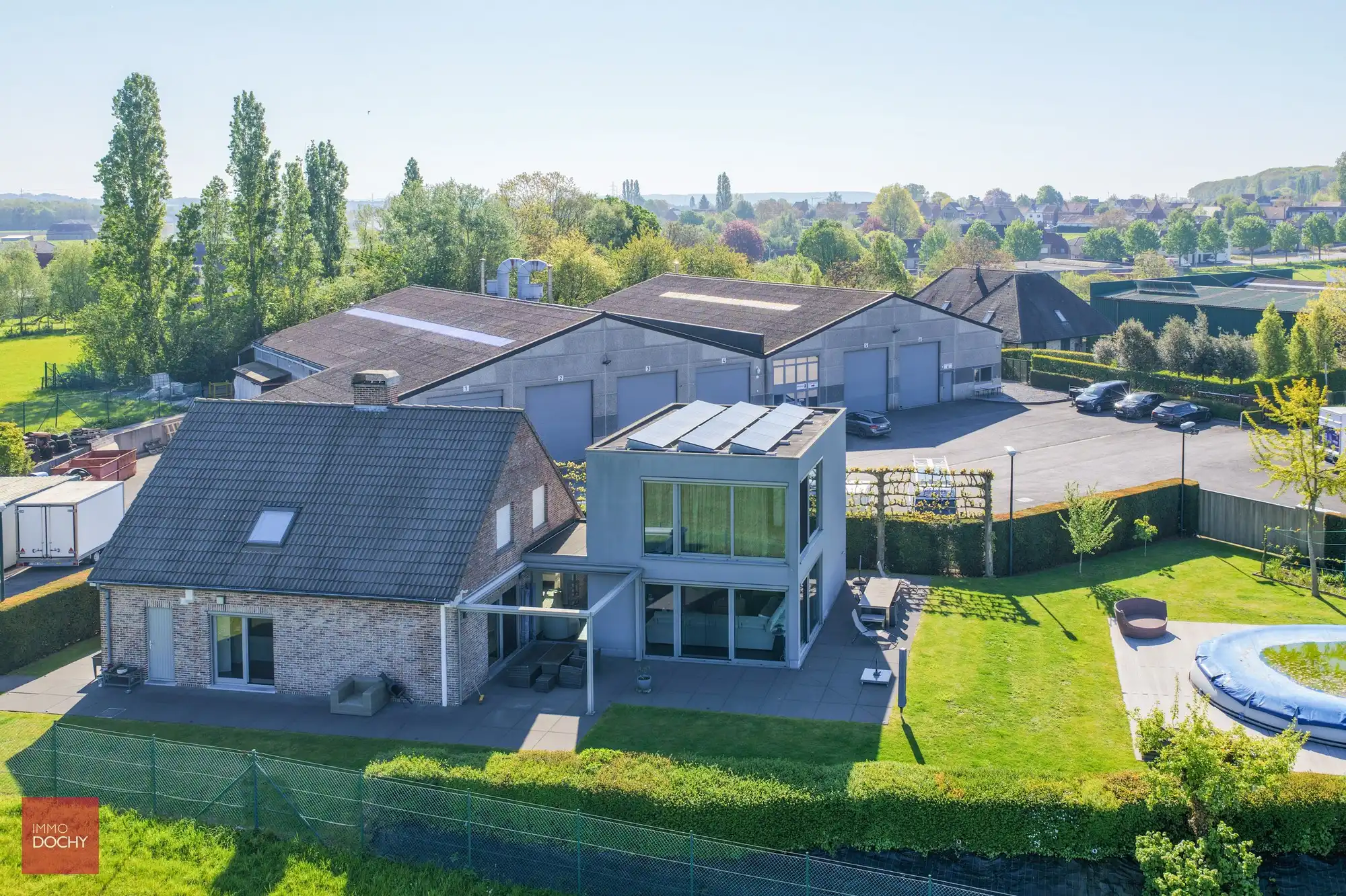 Goed gelegen handelseigendom met woonst en magazijnen (zone milieubelastende industrie) foto 2