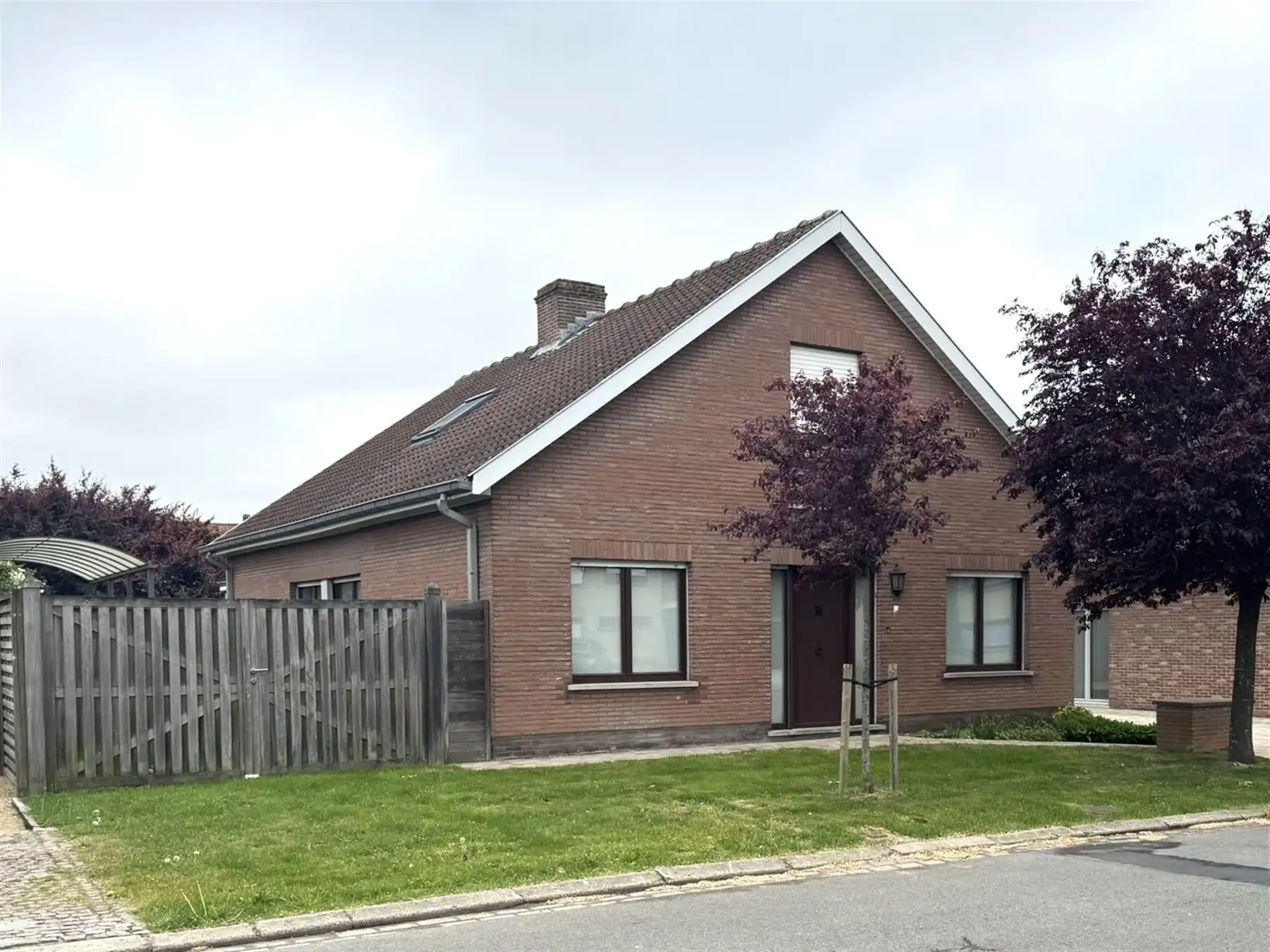 Ruime woning met 4 slaapkamers en grote garage foto 2