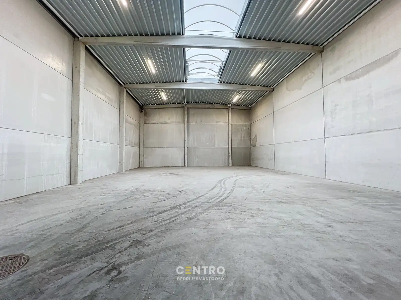 Instapklaar HOOG (7,85 m) MAGAZIJN (± 362 m²) met elektrische sectionaalpoort, toilet en 2 private parkeerplaatsen voor de deur. foto 6