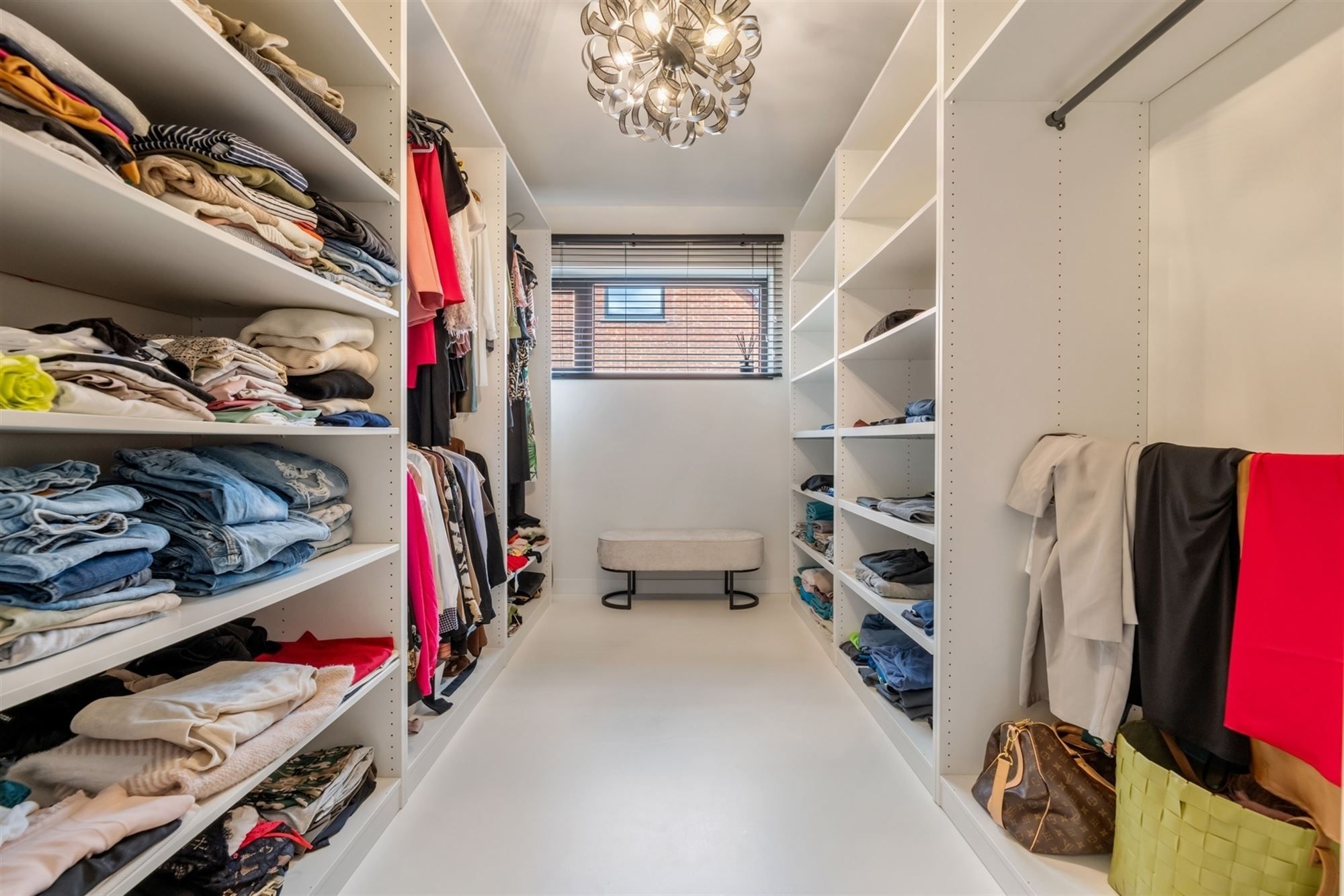 MODERNE VOLLEDIG AFGEWERKTE EN INSTAPKLARE WONING MET 3 SLAAPKAMERS EN POLYVALENTE KELDER VOOR BIJBEROEP foto 26