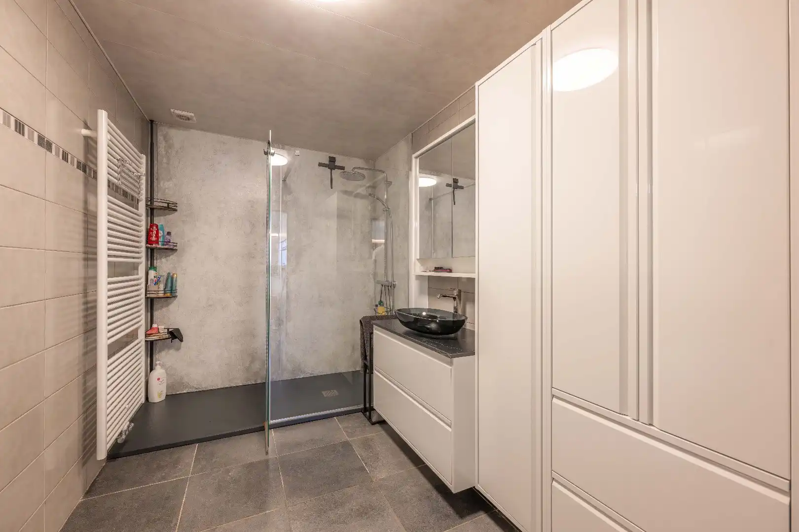 VERRASSEND RUIME, INSTAPKLARE WONING MET 2 GARAGES TE PITTEM foto 11