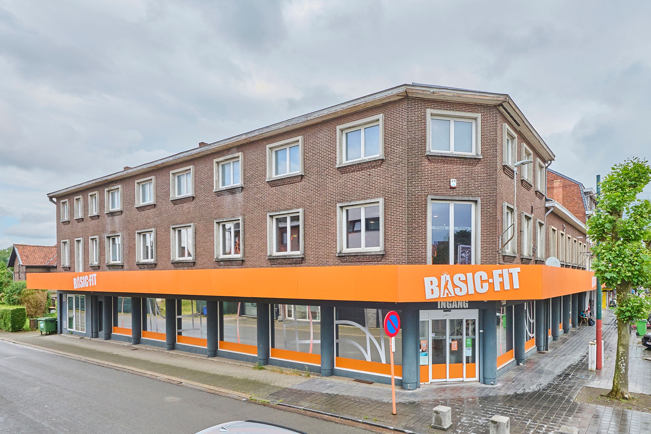 TE HUUR: Pand van 1386m² op Pauwengraaf, Maasmechelen foto {{pictureIndex}}