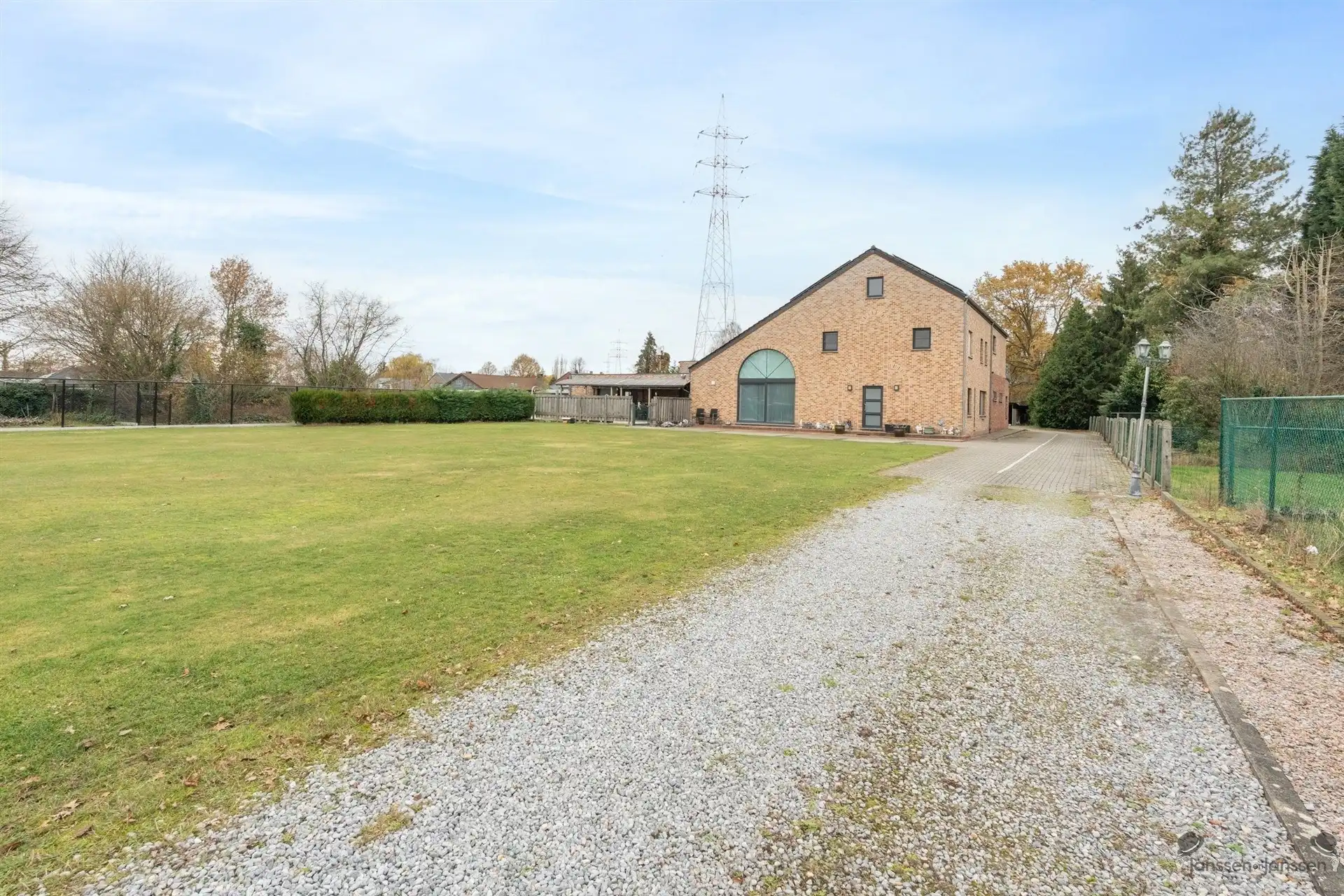Energiezuinig villa met duplex appartement en loods op een riant perceel te Kuringen-Hasselt foto 3