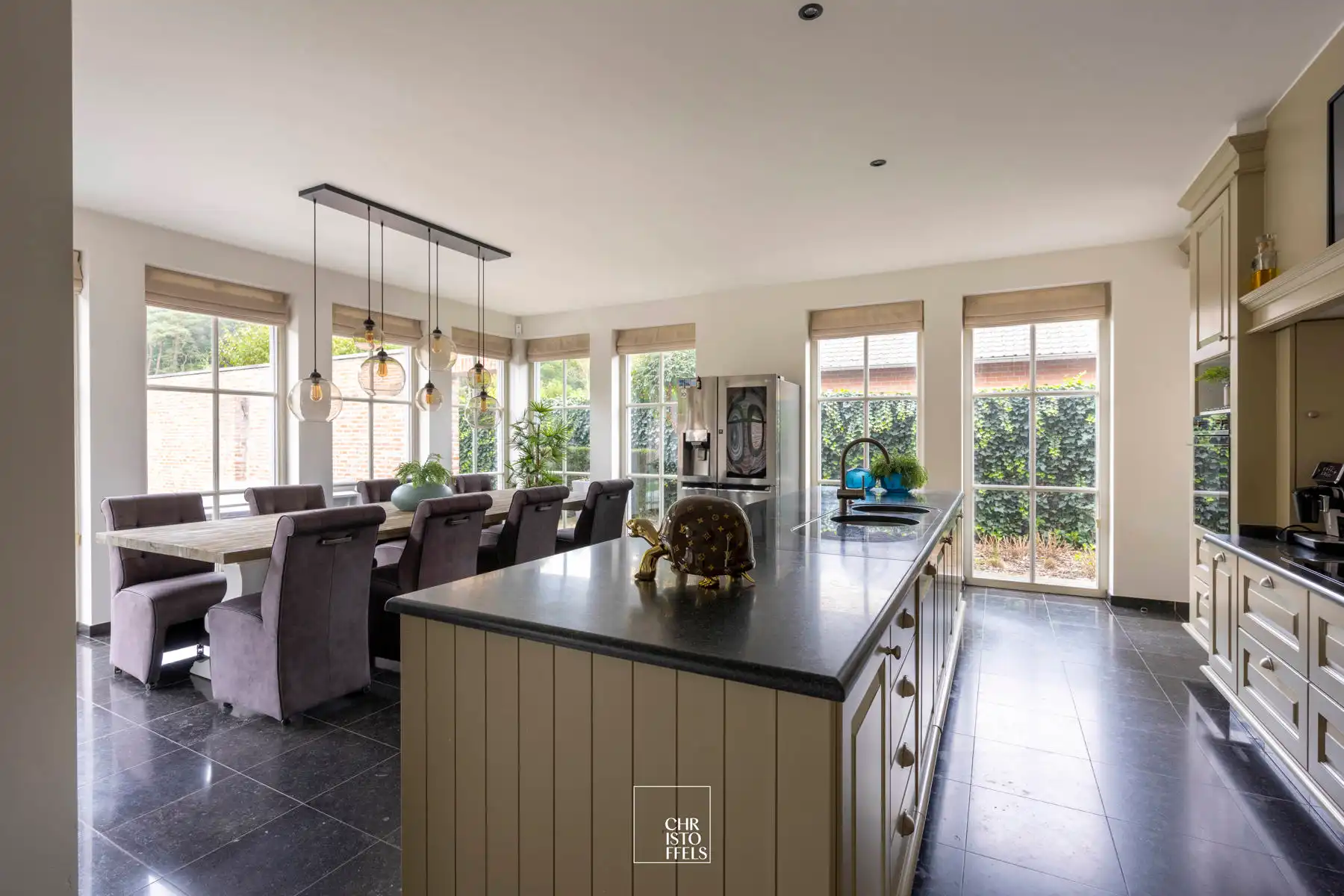 Exclusief landhuis met buitenzwembad op perceel van 2.787m² aan de bosrand. foto 7