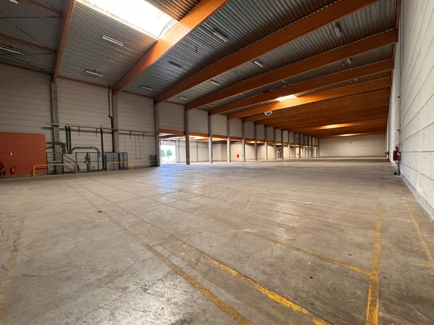 Logistiek magazijn (4.025 m²) op amper 2 min. van de A10 foto 2