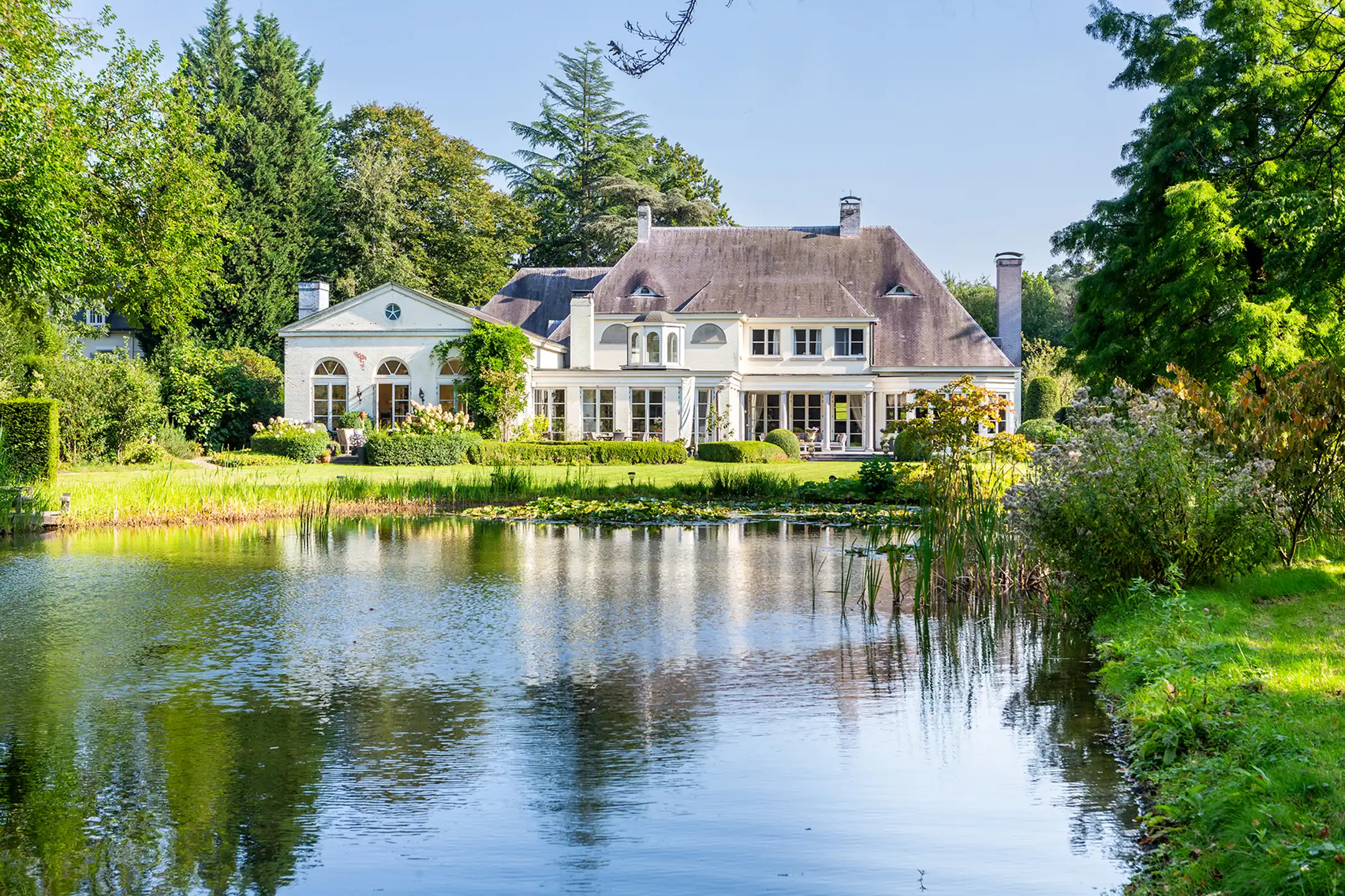 Hoofdfoto van de publicatie: Exclusieve villa op 1.1ha met binnenzwembad, spa en lift 