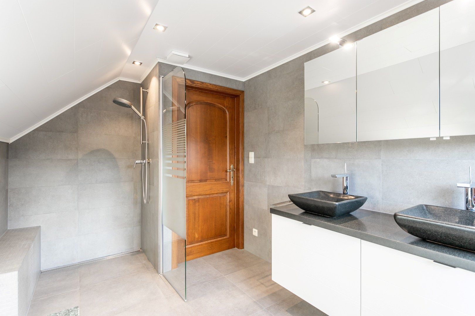 Charmante instapklare woning met 3 SLPKS, tuin & garage foto 19