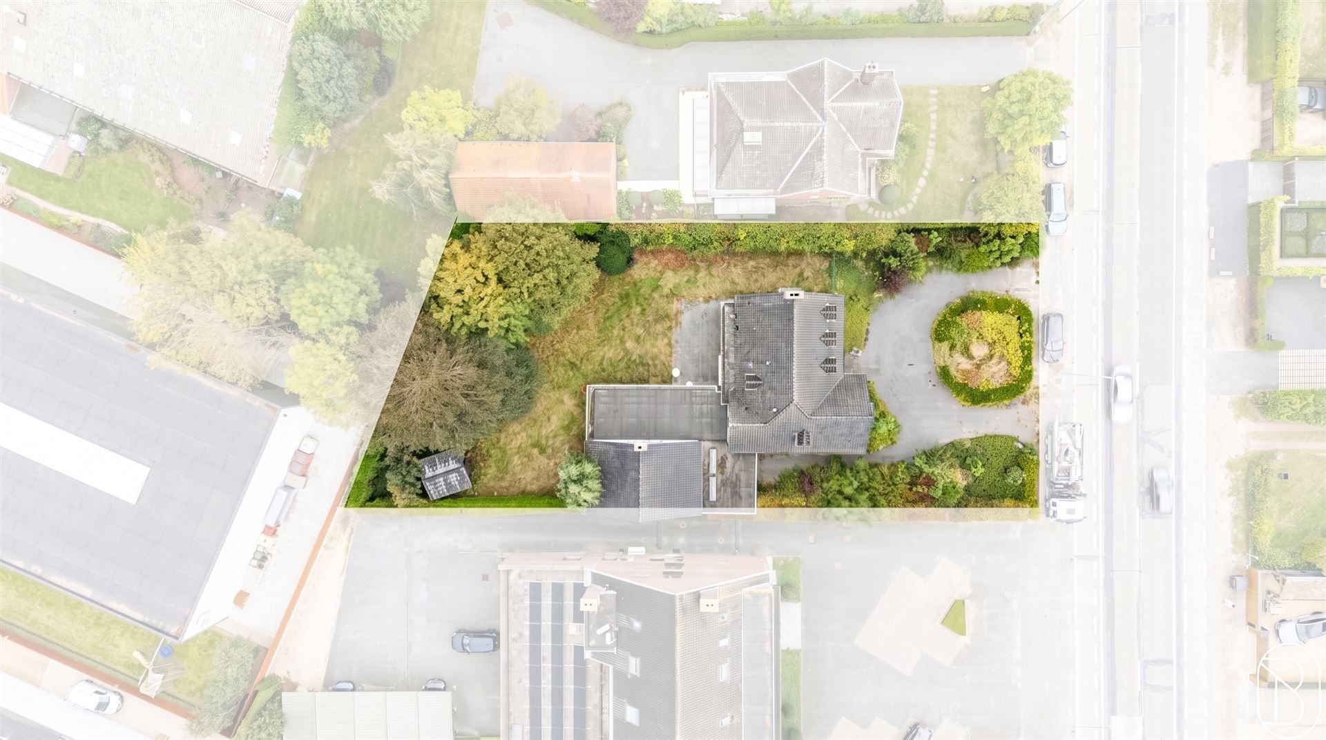 Te renoveren/af te breken villa met vergunning voor 8 app.