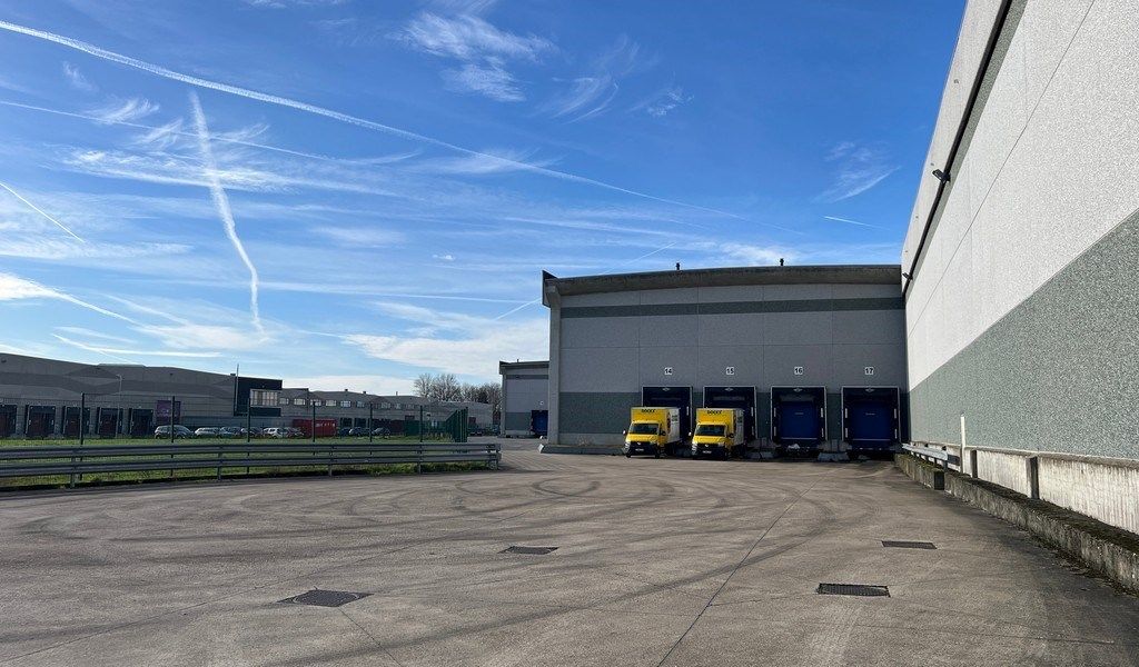 Logistieke loodsen met laadkades vlakbij R42 in Sint-Niklaas foto 14