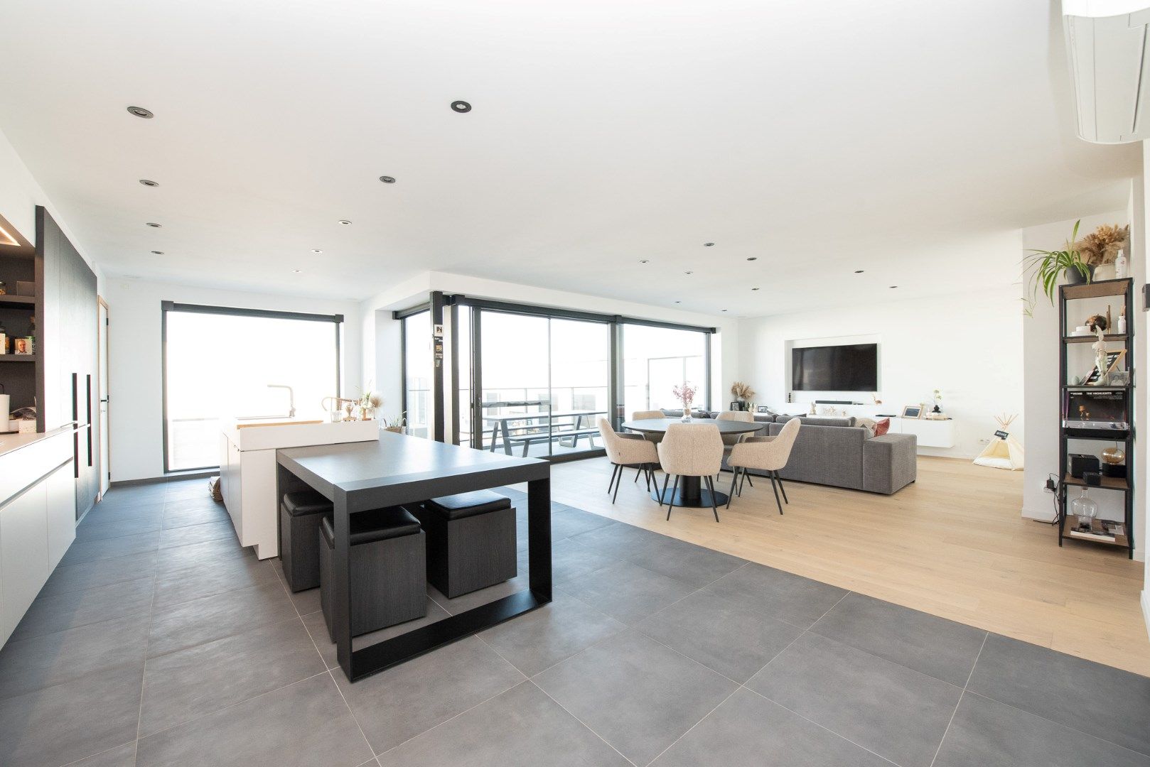 Te Koop in het Saspark te Ooigem: Nieuwbouw KMO-unit (240m²) met prachtige loft (135m²) met zonneterras! foto 8