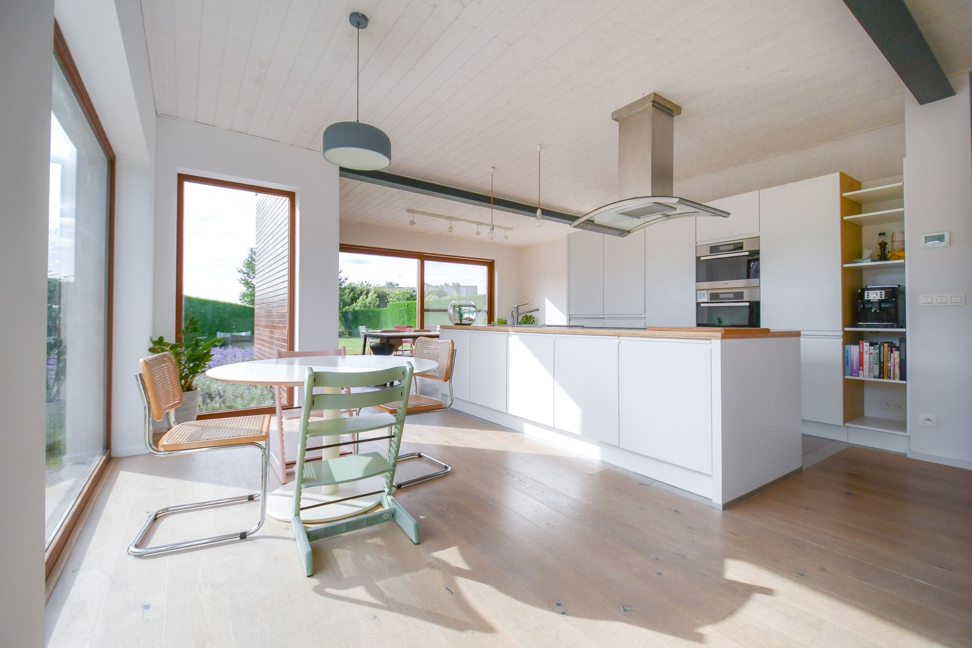 Trendy vernieuwde woning met uitbouw en grote tuin op uiterst rustige, doch centrale ligging. foto 8