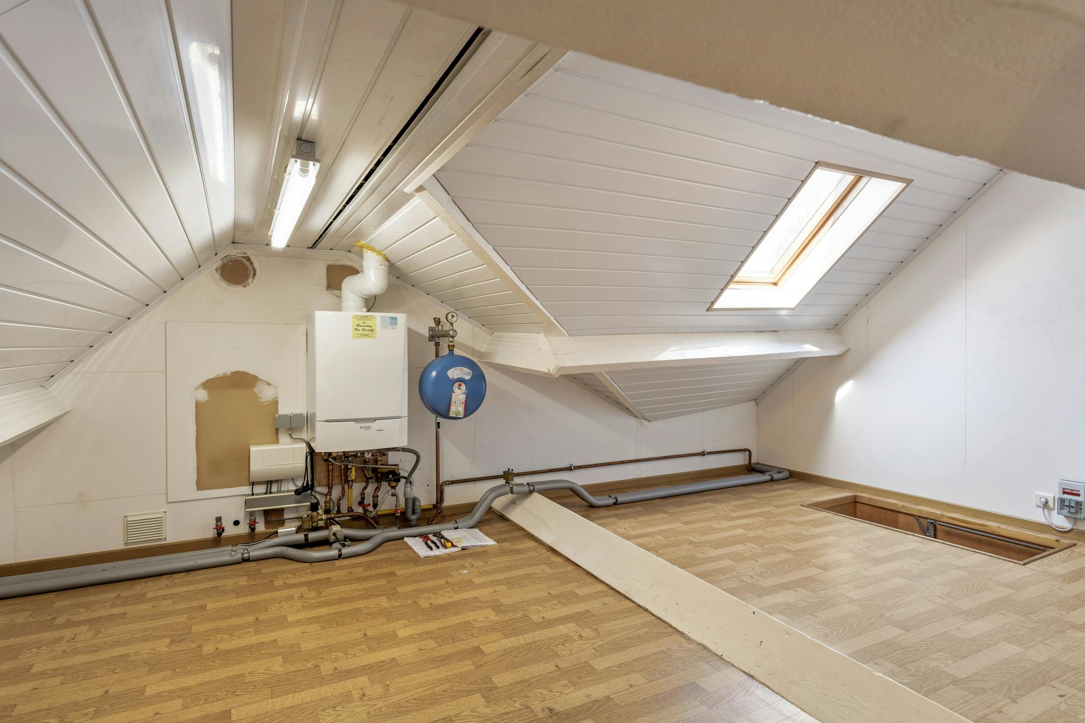 Op te frissen huis in het centrum van Kruibeke met garage foto 33