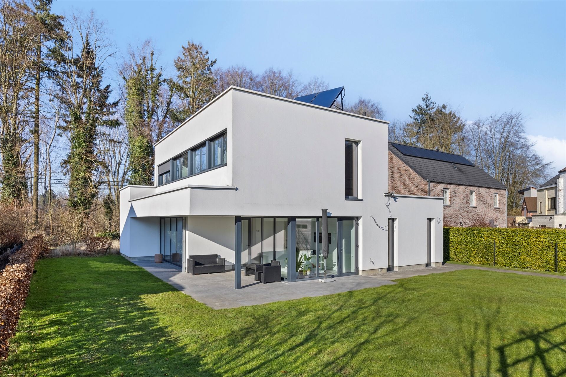 Moderne en energie-vriendelijke villa op een mooi perceel foto {{pictureIndex}}