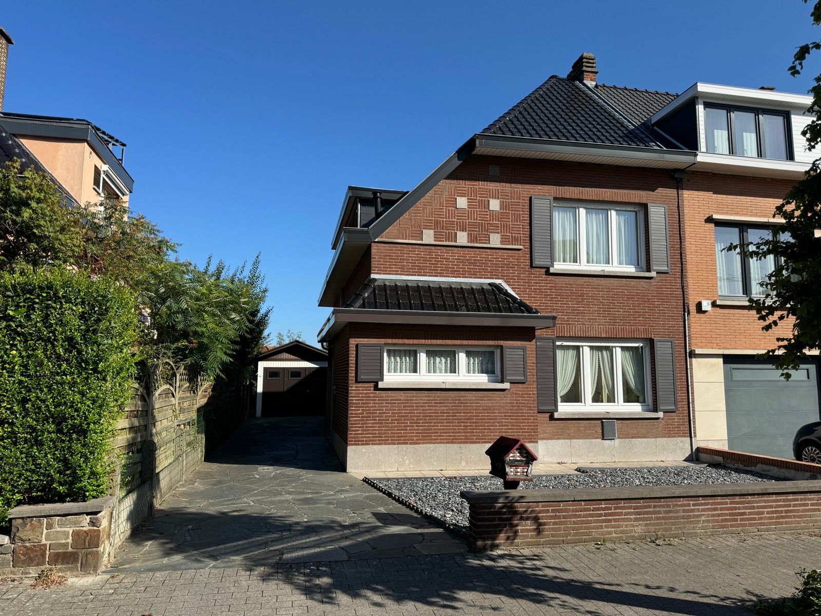 Rustig gelegen driegevelwoning met 3 slaapkamers foto {{pictureIndex}}