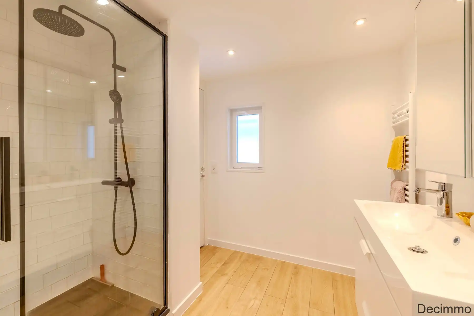 Deels gerenoveerde woning met 3 slpks en ruime zolder op ca. 470 m² grond. foto 13