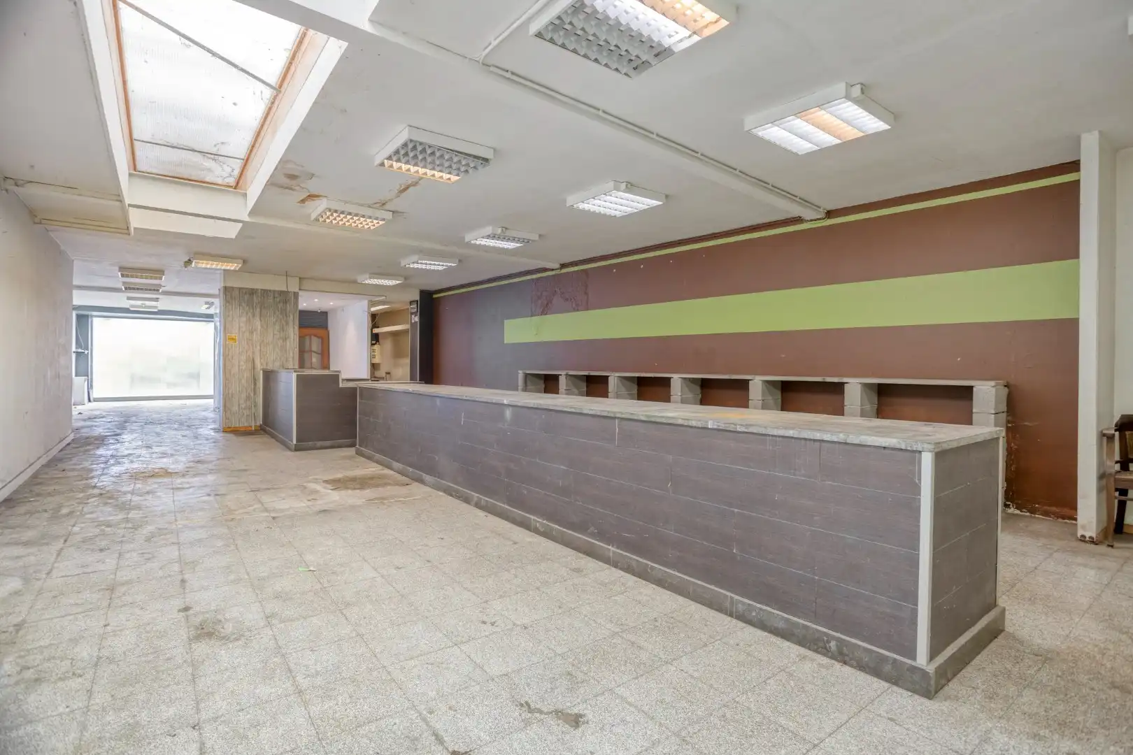 Gebouw met winkel-/kantoorruimte en ruim appartement met dakterras foto 2