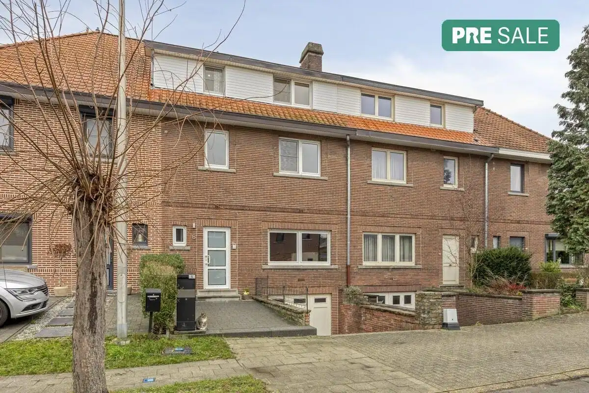 Instapklare stadswoning met 5 slaapkamers en tuin nabij centrum Hasselt foto {{pictureIndex}}