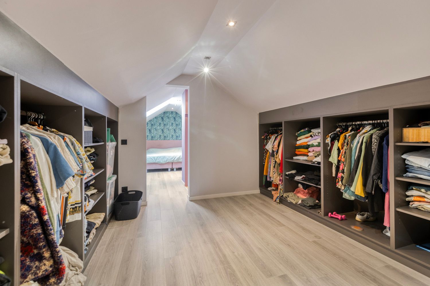 ZEER RUIM EN INSTAPKLAAR DUPLEX APPARTEMENT MET 3 SLPKS! foto 24