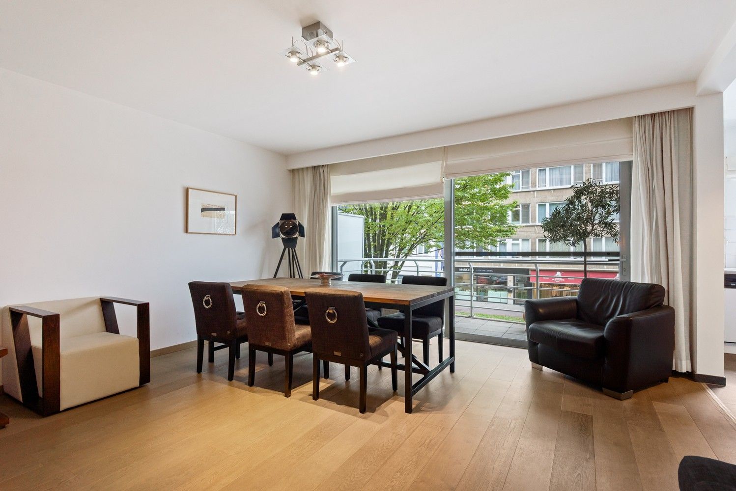 Instapklaar 3SLPK appartement met 2 terrassen en garagebox in Berchem! foto 8