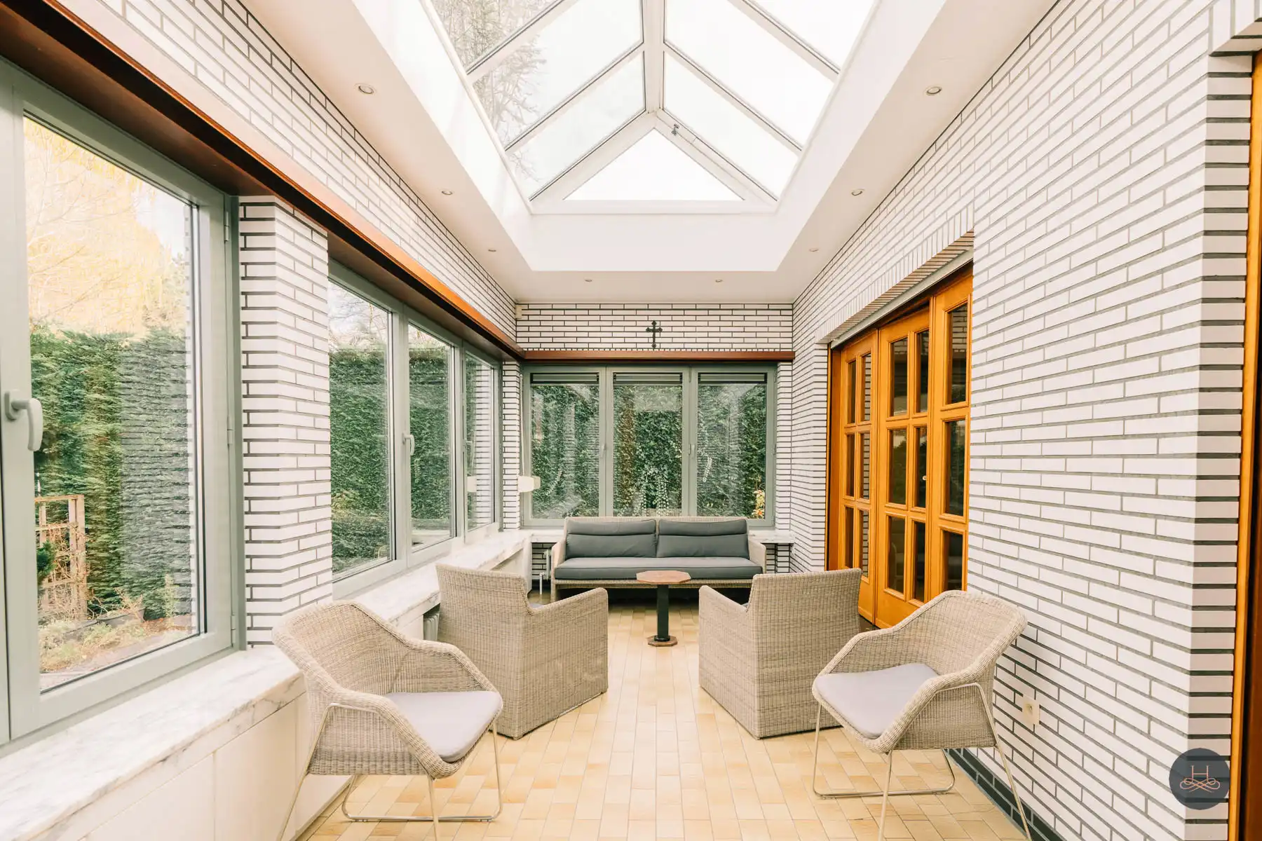 Charmante open bebouwing met grote garage en groene tuin foto 14