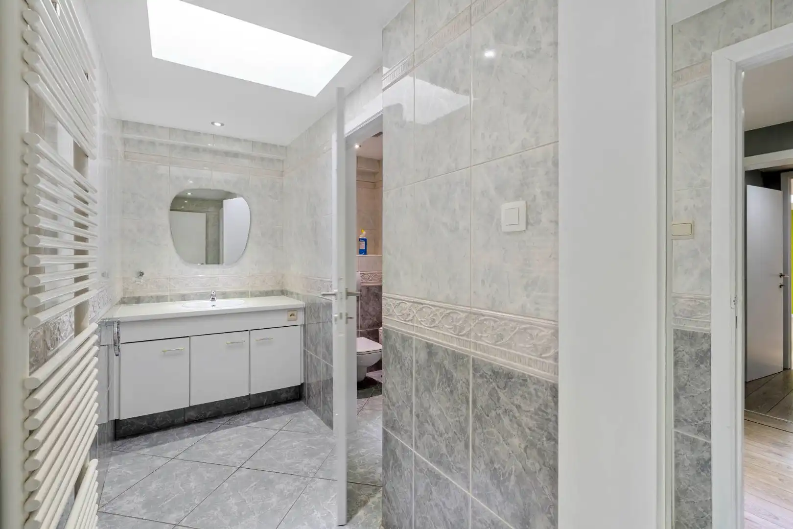 Bedrijfsgebouw met kantoren, magazijnen en woonst - groot 2580 m² foto 24