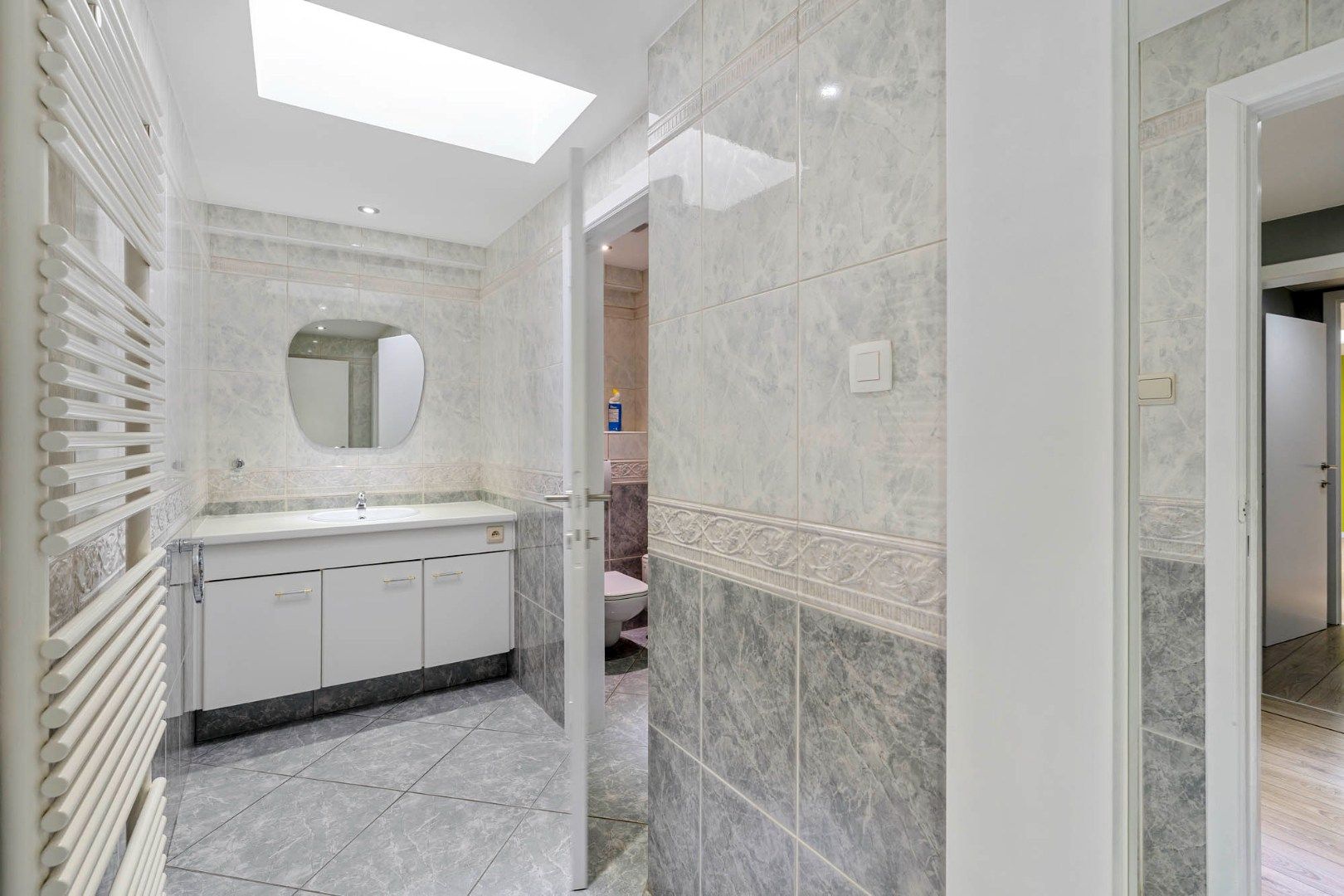 Bedrijfsgebouw met kantoren, magazijnen en woonst - groot 2580 m² foto 24