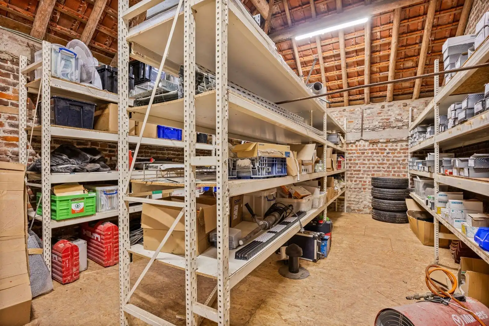 Magazijn met kantoorruimte  foto 18