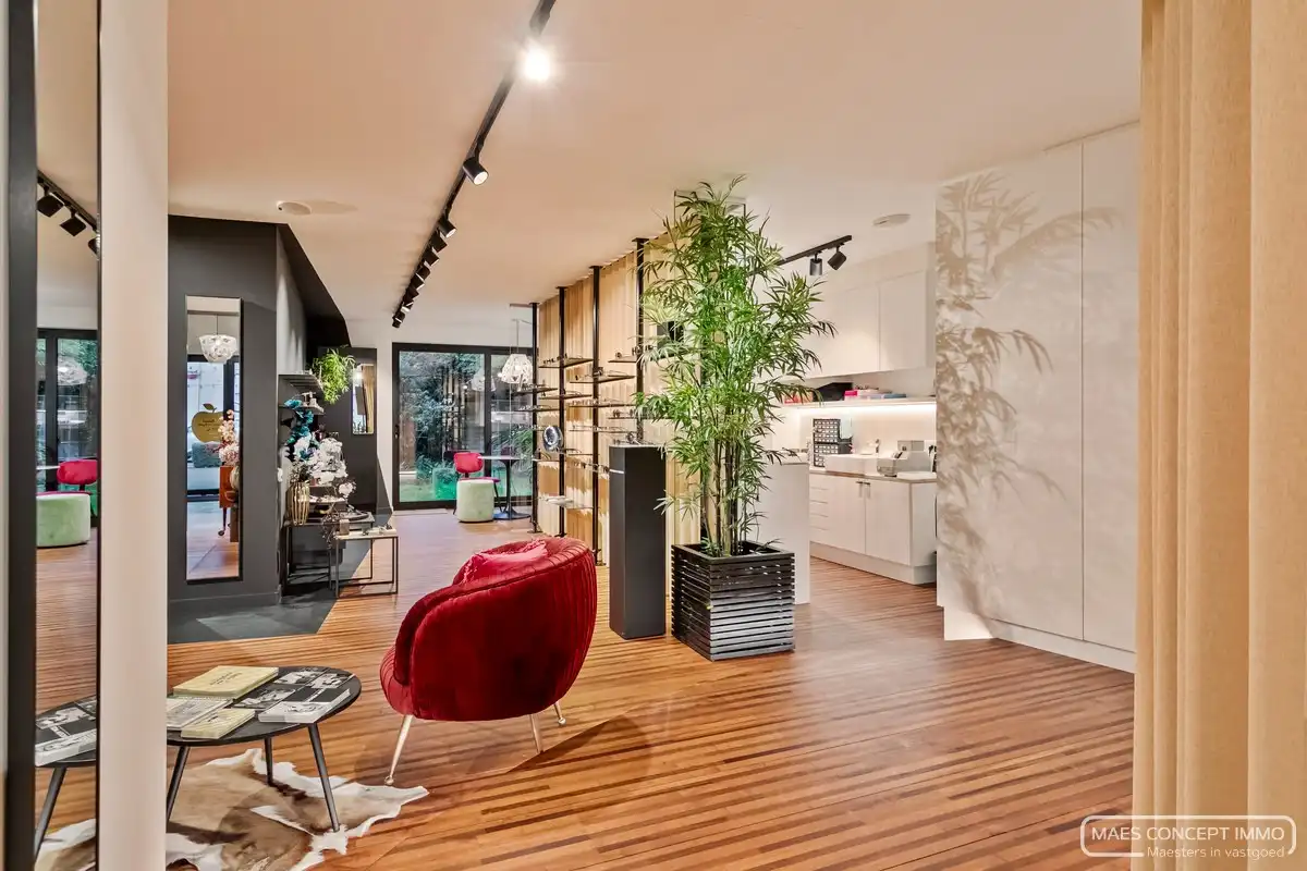 Te koop handelspand op top locatie met bovenliggend ruim appartement foto 4