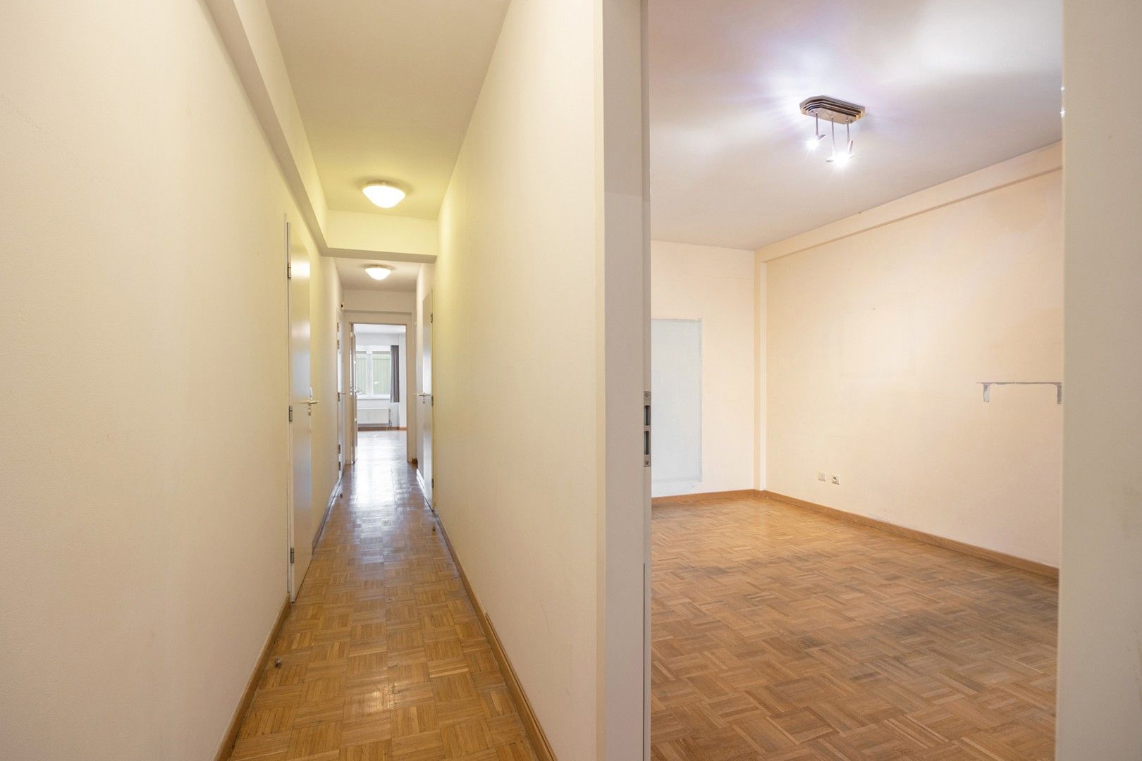 APPARTEMENT + STAANPLAATS foto 8