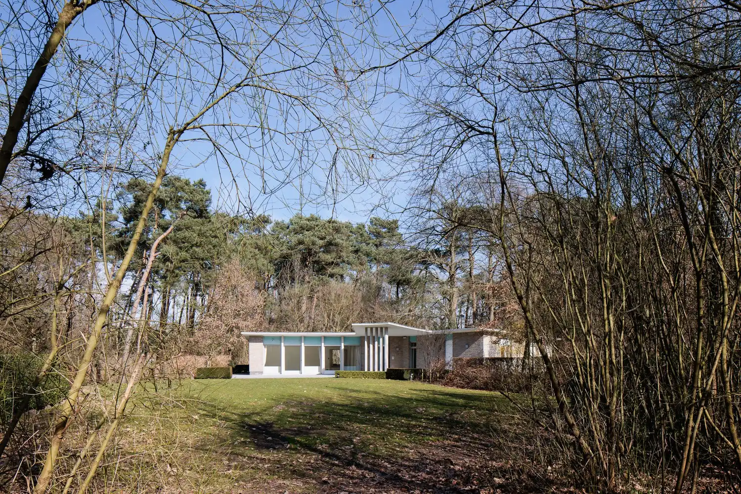 Hoofdfoto van de publicatie: Architecturale woning op een perceel van ca. 6.395 m²