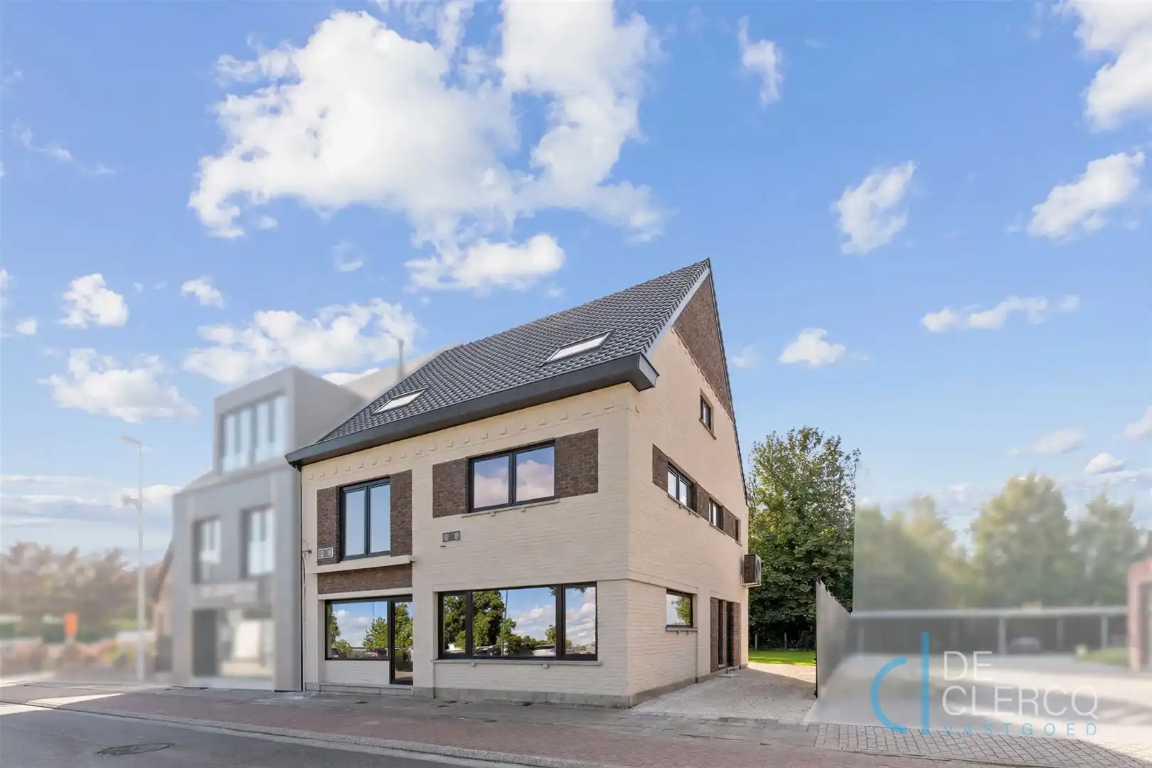 Gerenoveerde woning met oprit te koop in centrum Lochristi!  foto {{pictureIndex}}