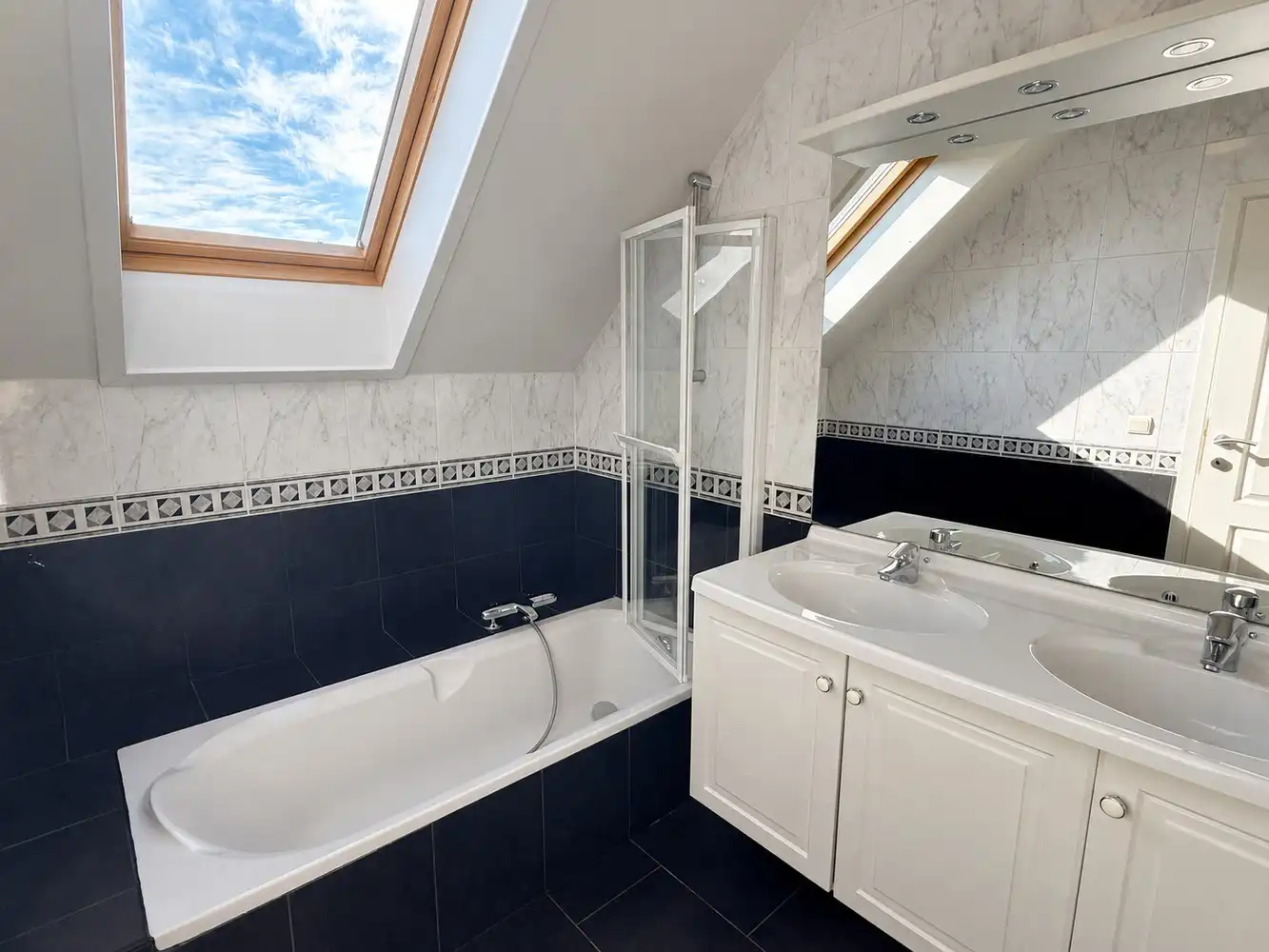 Ruim duplexappartement met twee slaapkamers, terras en garage in Alken foto 6