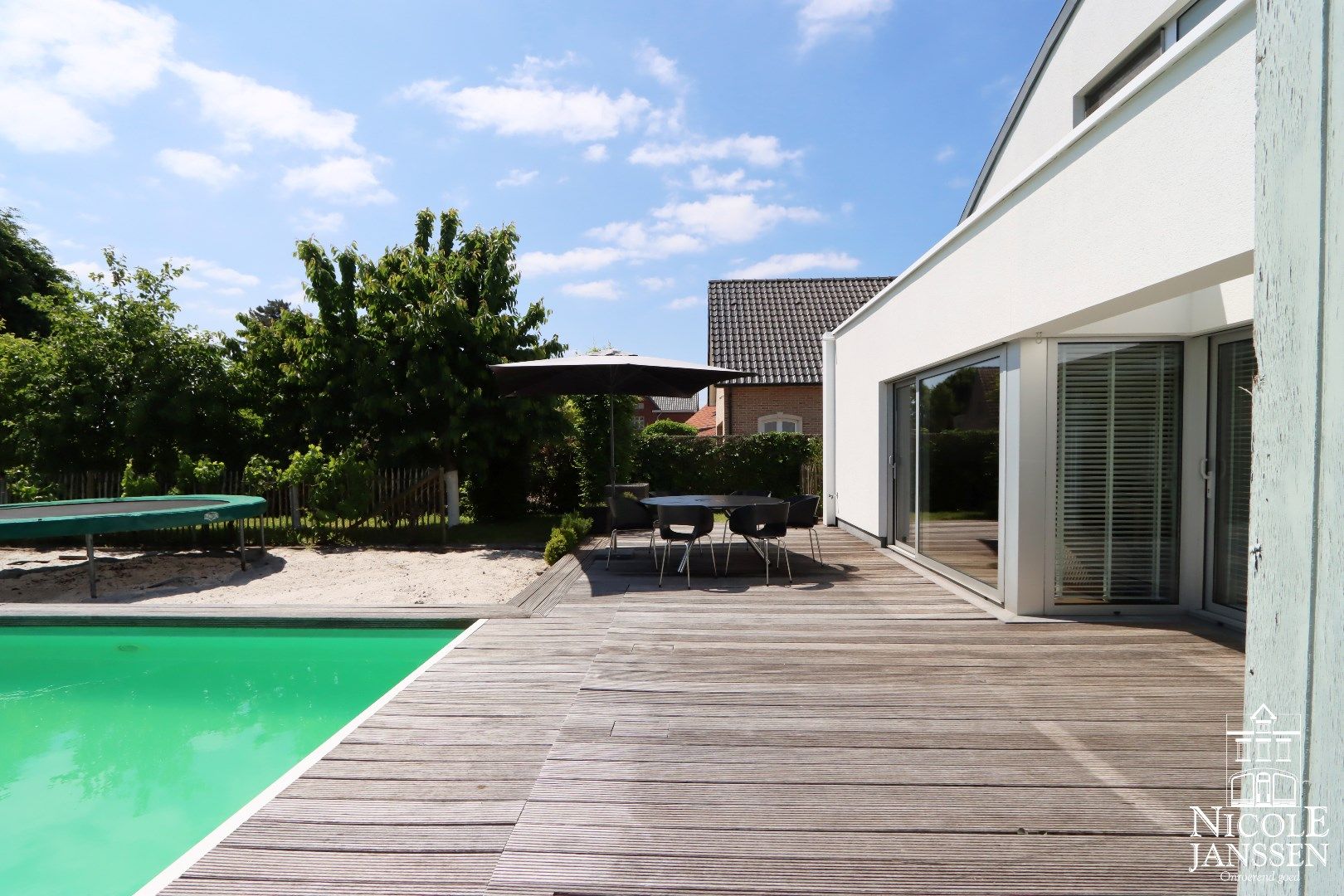 Ruime en speels ingedeelde woning met bijzondere architectuur en praktijkruimte foto 29