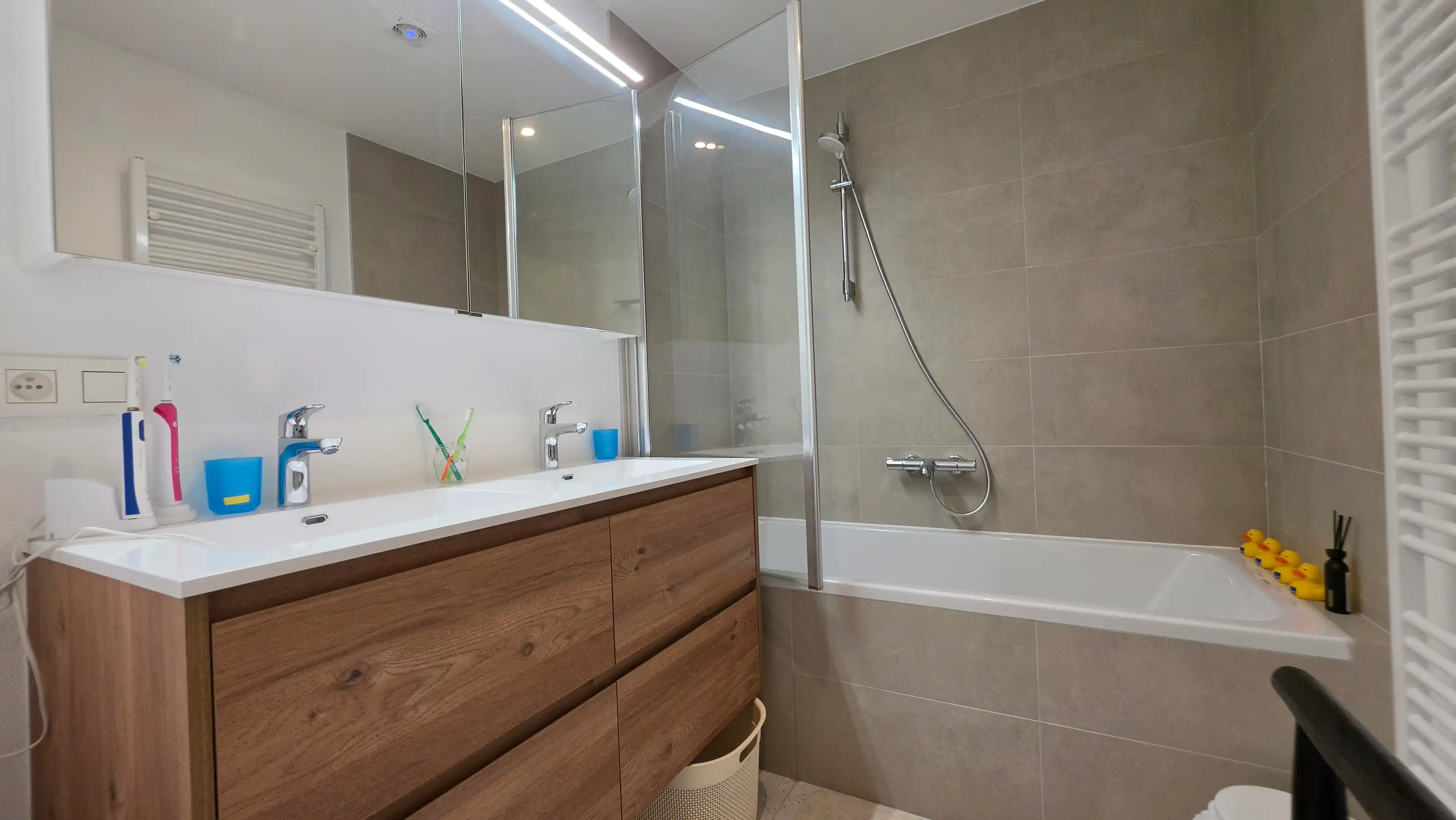 Luxueus twee slaapkamer app, terras, bureel, unieke ligging foto 13