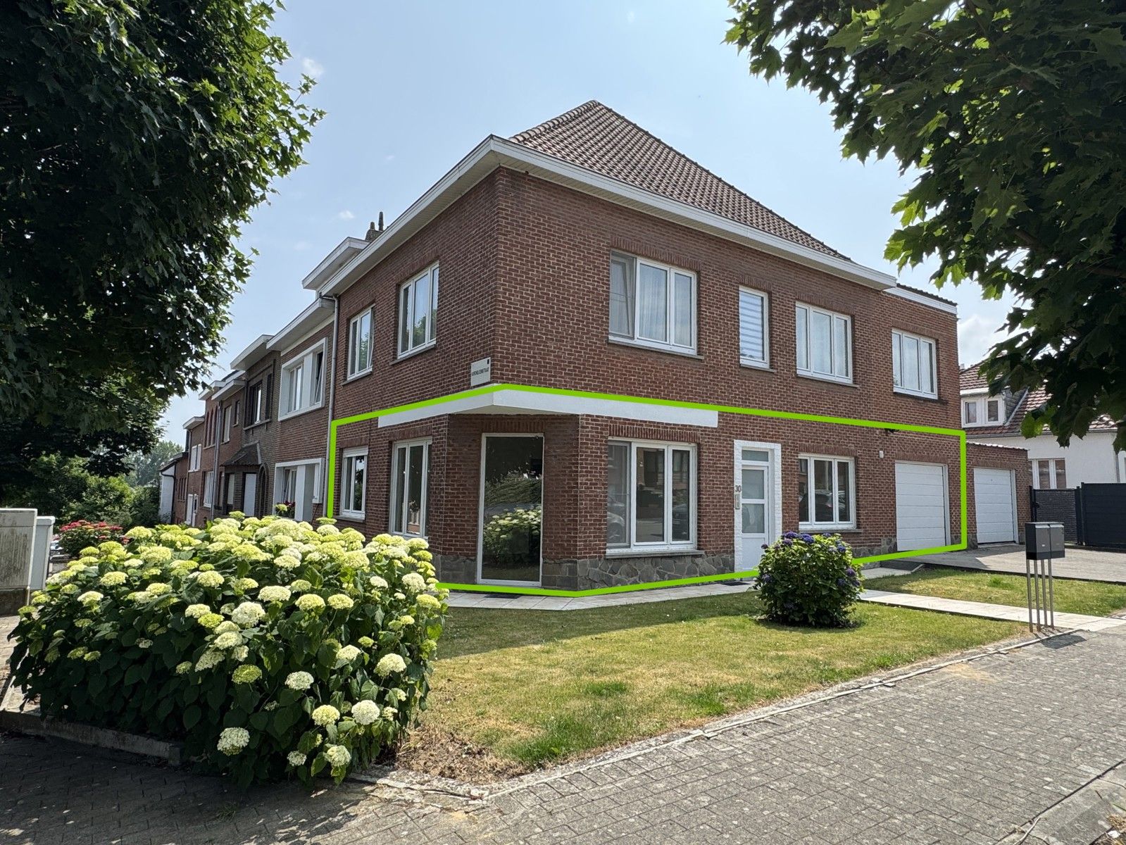 Rustig gelegen gelijkvloers-appartement met tuin foto {{pictureIndex}}