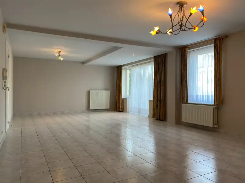 Gelijkvloers appartement met inpandige garage nabij centrum Houthalen foto {{pictureIndex}}