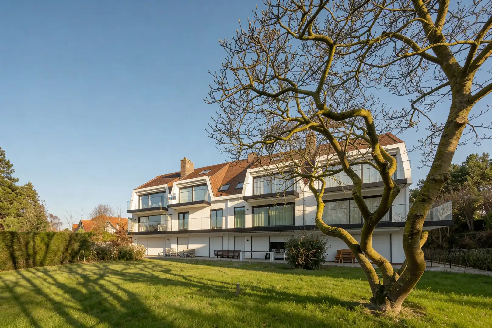 Zonnig gerenoveerd appartement met zuidwest gericht terras en open zicht op wandelafstand van het strand in hartje Zoute. foto 24