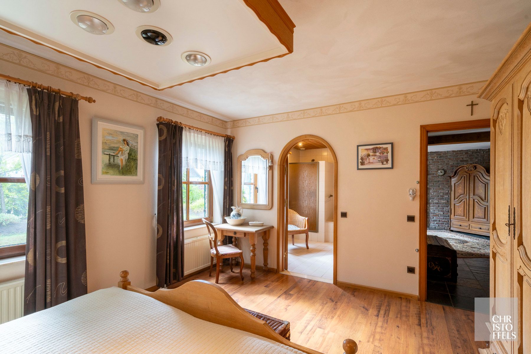 Landhuis met zwembad (243m²) in bosrijke omgeving te Maasmechelen! foto 5