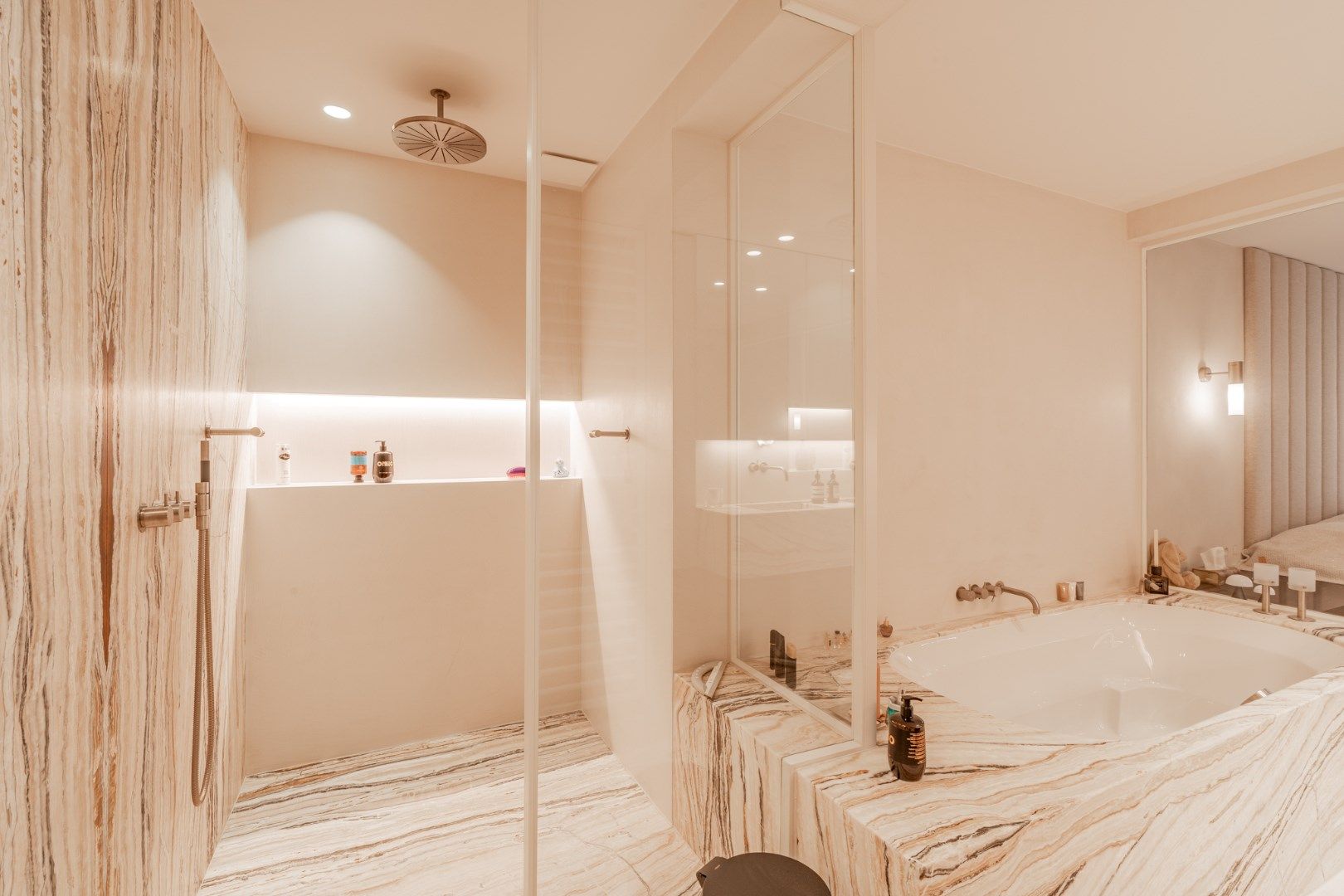 Zeer luxueus en smaakvol afgewerkt 4 slaapkamer appartement met frontaal zeezicht foto 13