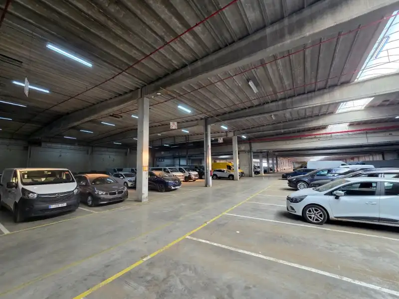 Magazijn met kantoren te huur foto 3