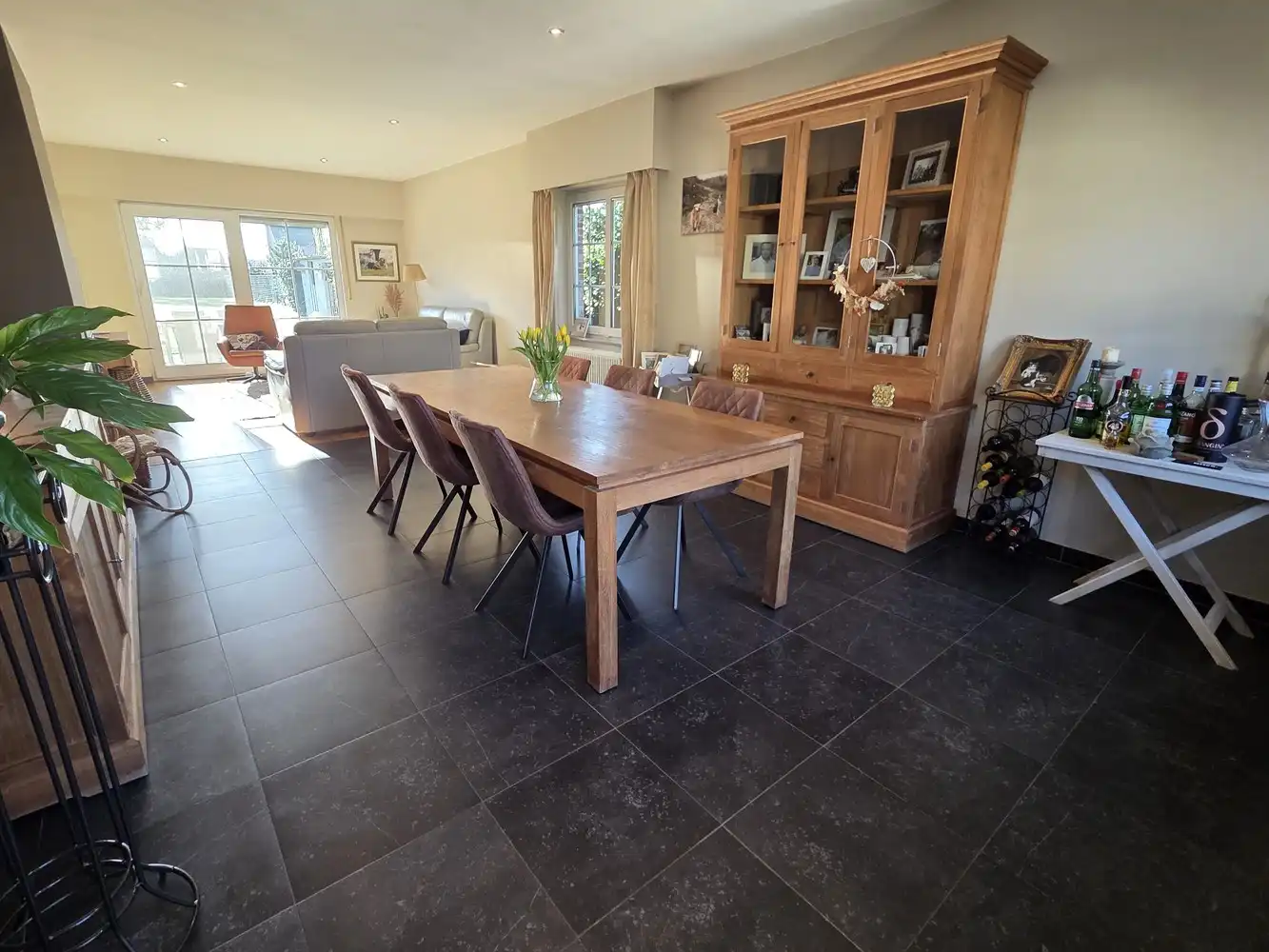 Zeer ruime gezinswoning, 4 slaapkamers, volledig onderkelderd met dubbele garage als bijgebouw foto 5