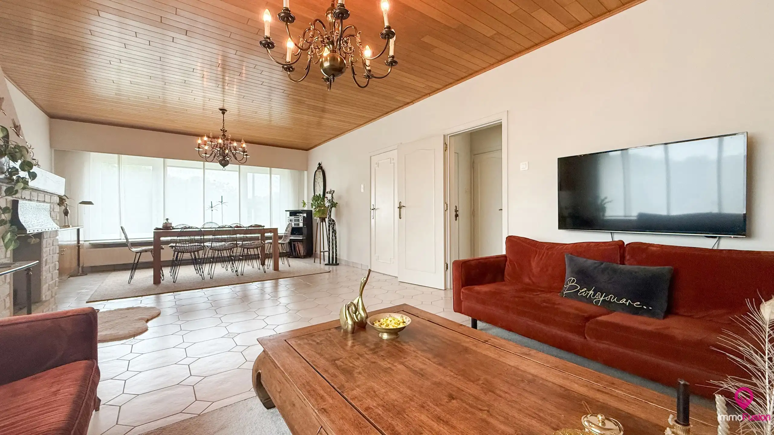 Ruime gerenoveerde gezinswoning met 4 slaapkamers op perceel foto 5