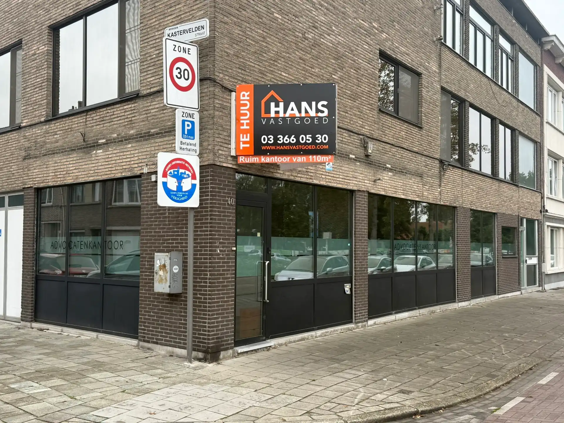 Ruim en praktisch ingedeeld kantoor met diverse mogelijkheden foto {{pictureIndex}}