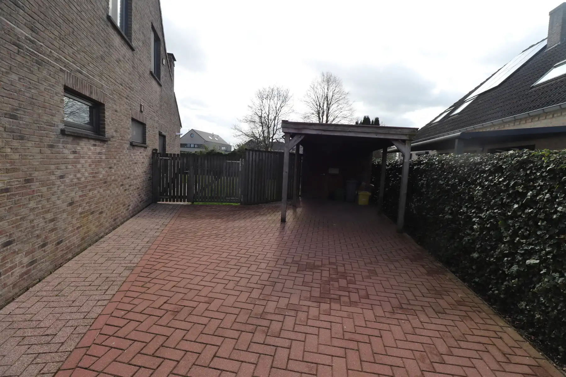 Appartement op de 1ste verdieping met carport/tuinberging en terras met tuin. foto 15