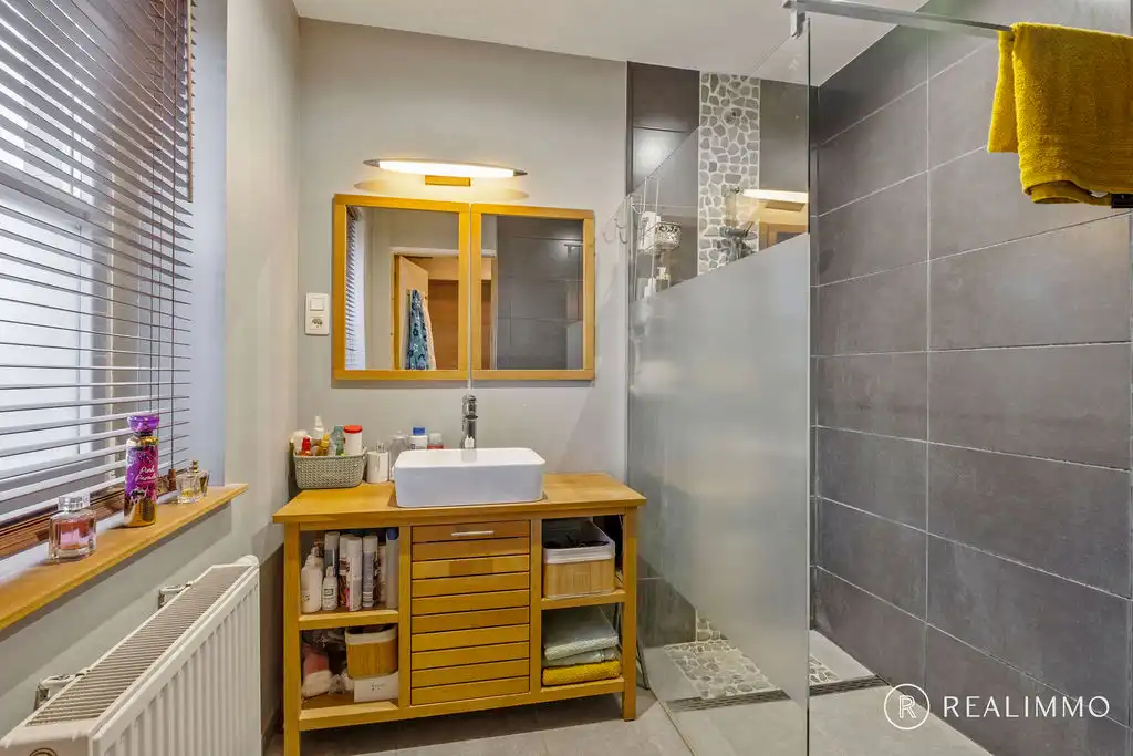 Ruime hedendaagse villa met zwembad in een gegeerde residentiële omgeving foto 15